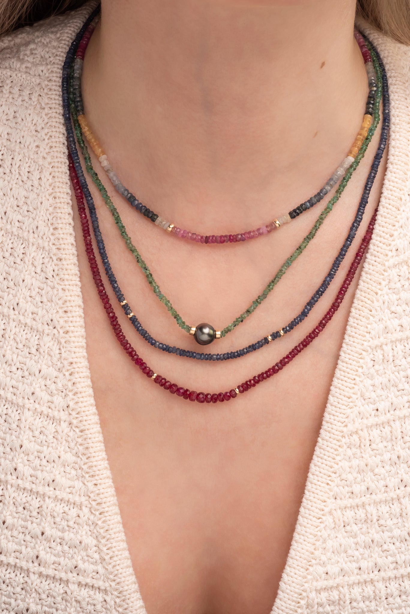 Gargantilla de oro sólido en 14 kilates con rubies y aros oro amarillo.