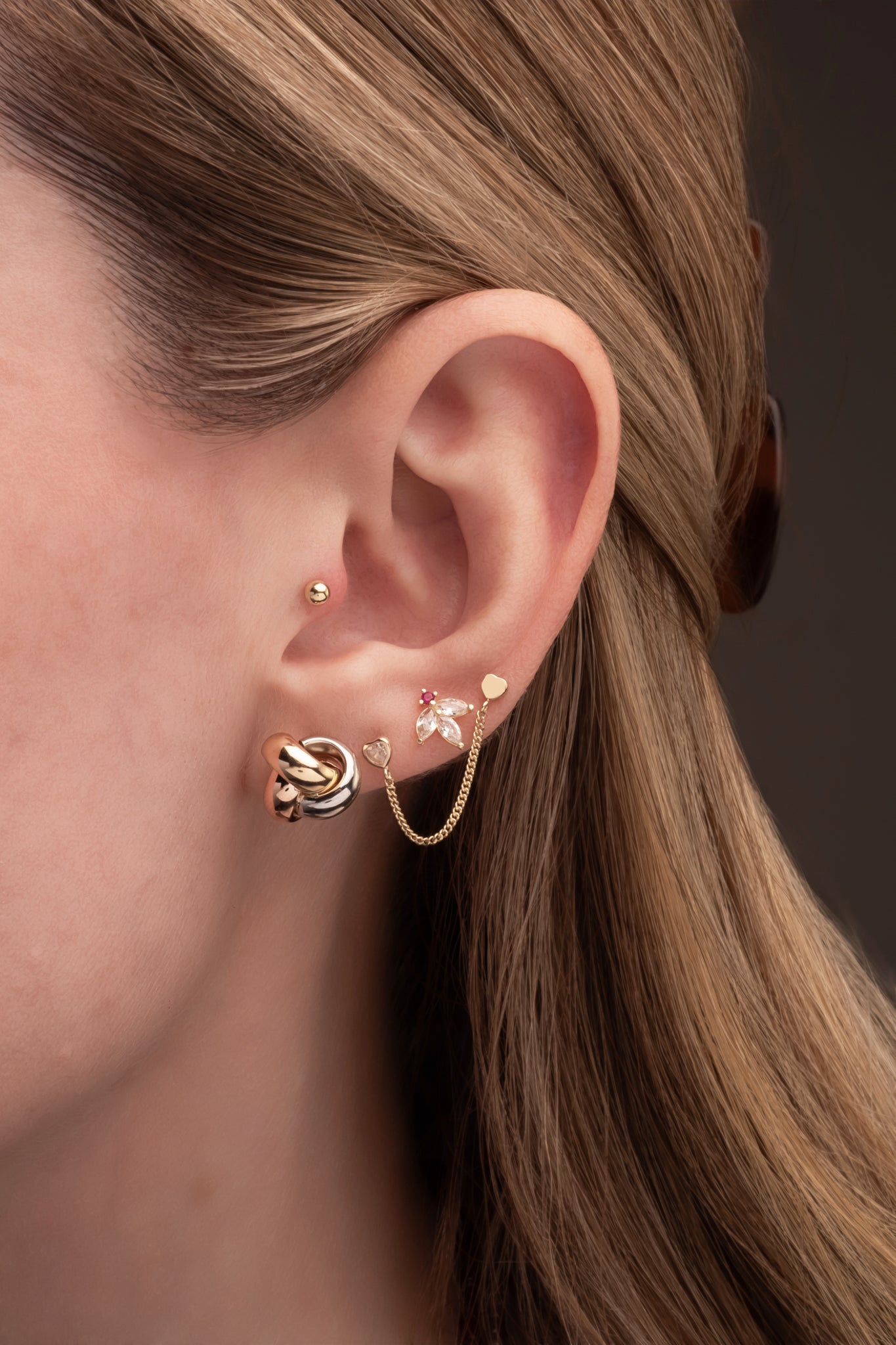 Arete 10 kilates nudo en oro florentino grueso