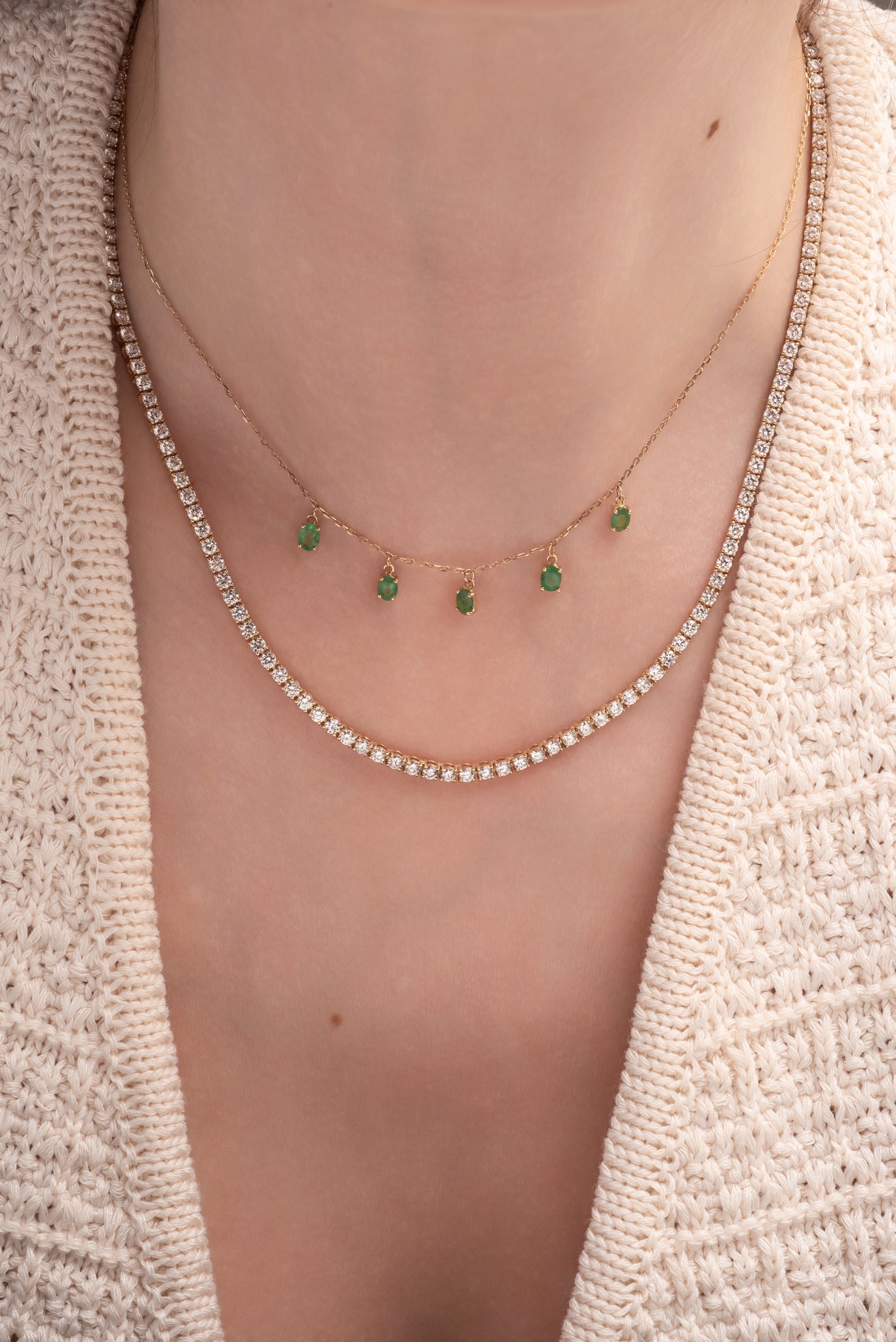 Gargantilla de oro sólido en 14 kilates con cinco esmeraldas colgantes ovales.