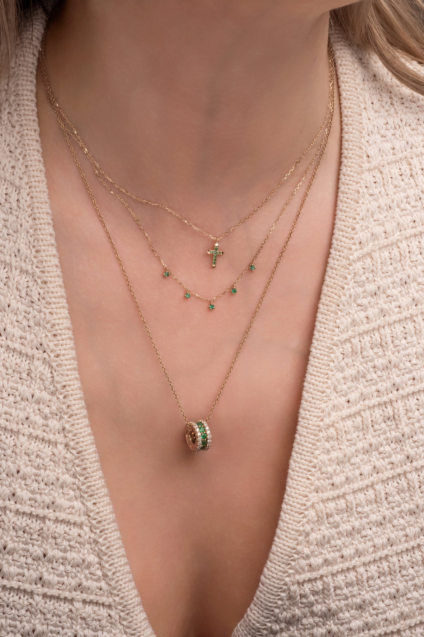 Gargantilla de oro sólido en 14 kilates con cruz de esmeraldas.