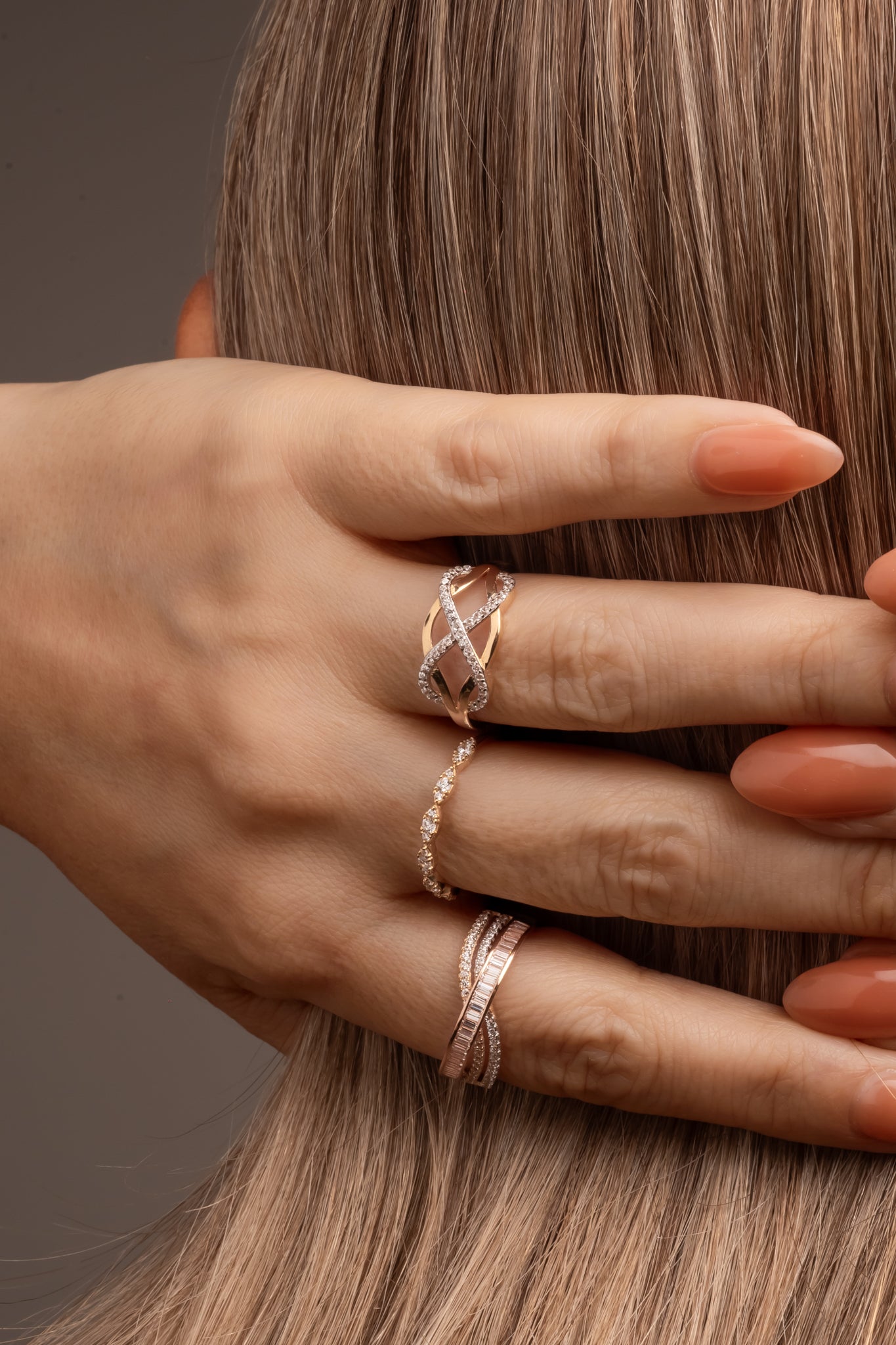 Anillo 10 kilates estilo de churumbela triple, dos líneas curviadas de zirconias blancas y una churumbela en oro rosado con zirconia cuadrada blanca.