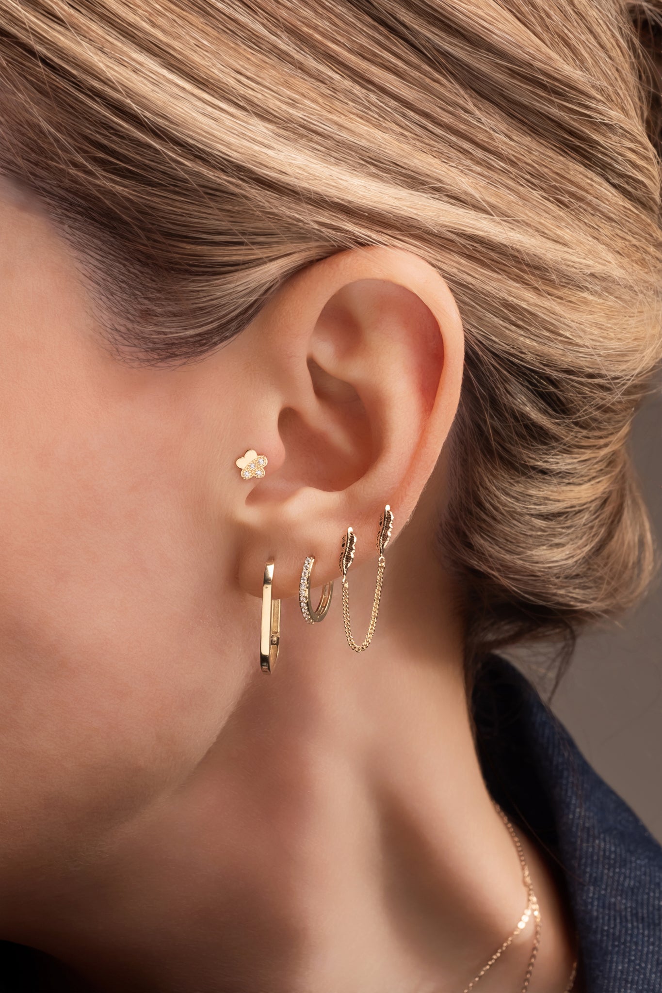 Huggie de oro solido en 10 kilates con zirconia en el centro y liso grande