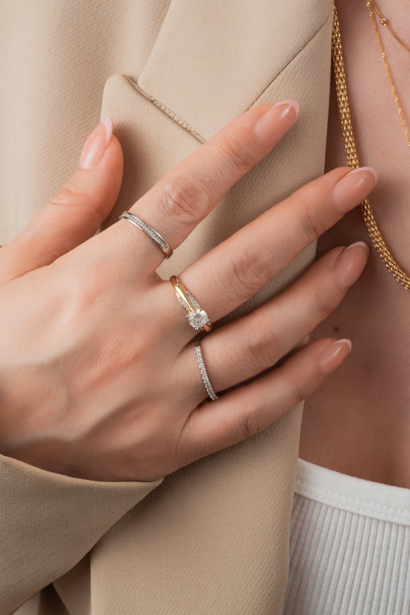 Anillo de oro sólido en 10 kilates con media churumbela biselada en oro blanco.