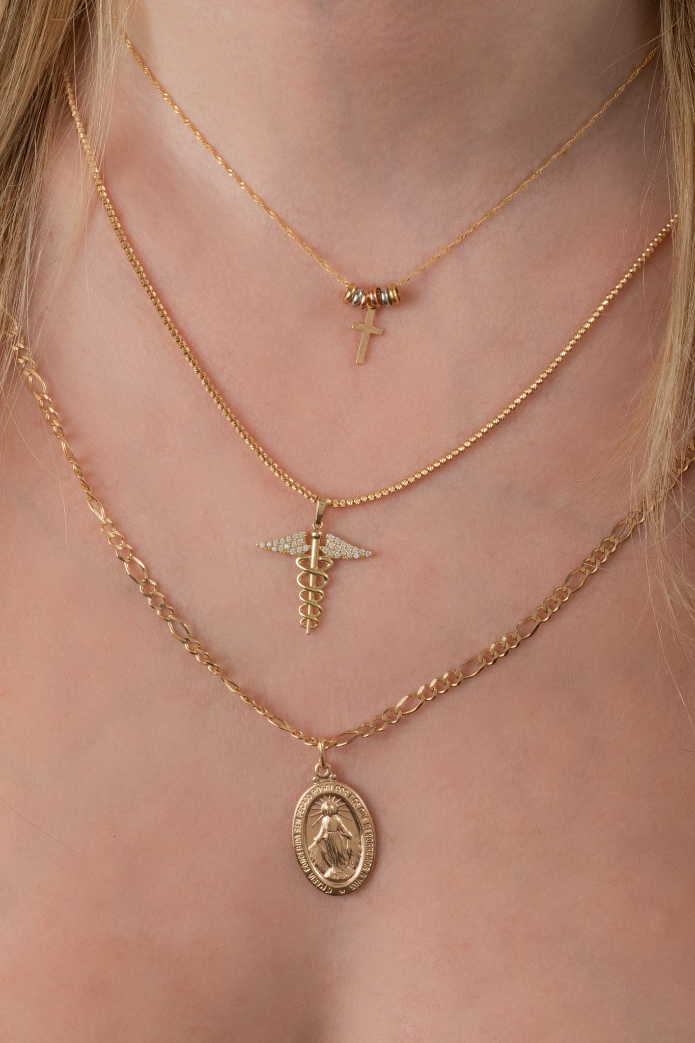 DIje de oro solido en 10 kilates con estilo de medalla milagrosa sencillo