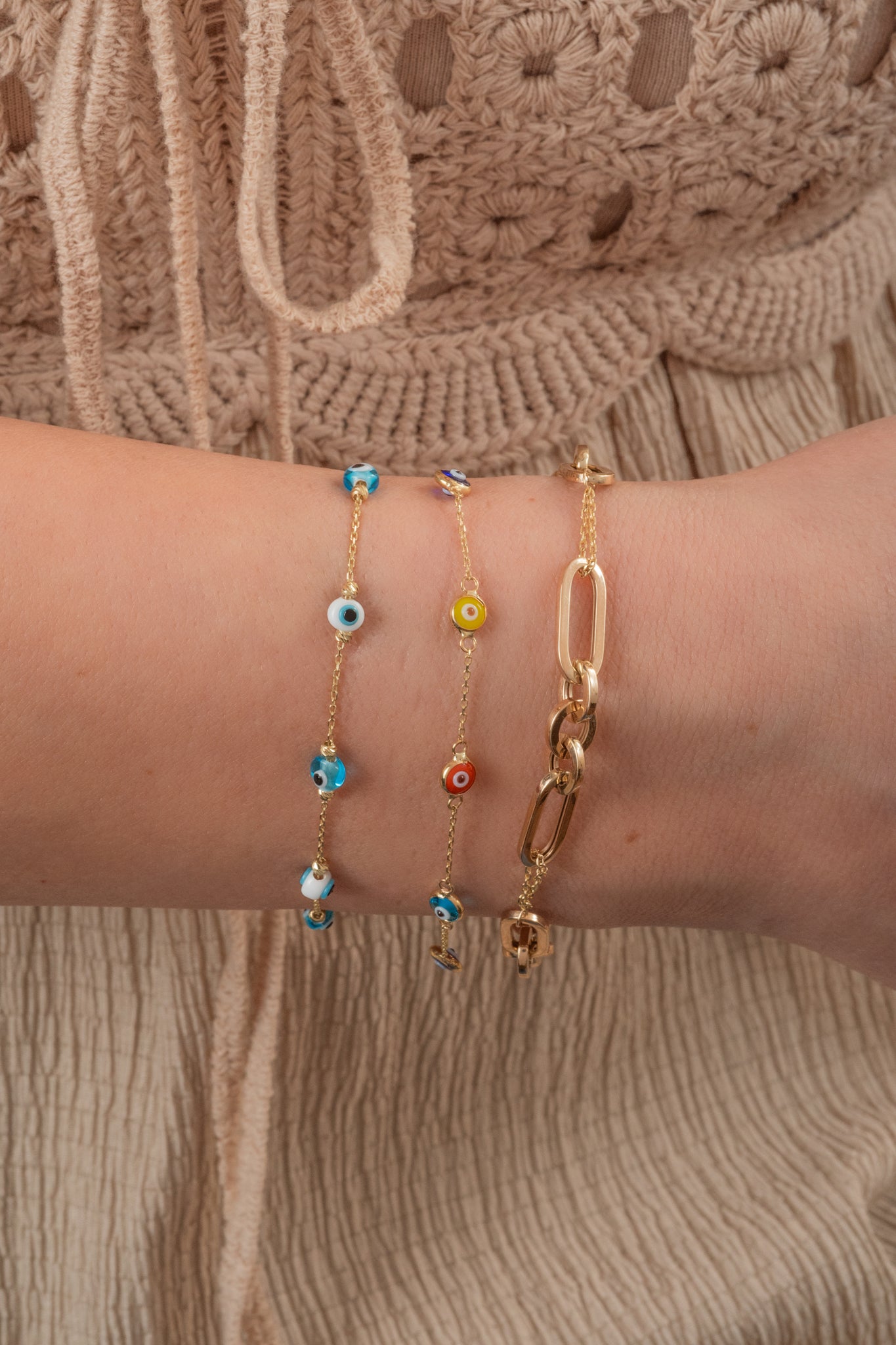 Pulsera de oro sólido en 10 kilates con cadena doble y eslabones ovalados y circulares.