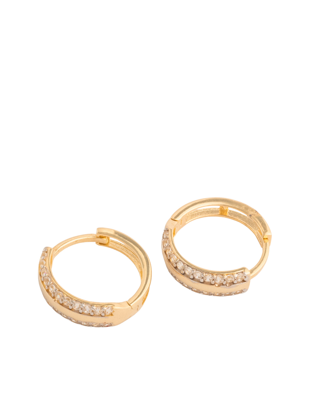 Huggie de oro sólido en 14 kilates con laterales de zirconias y centro liso.