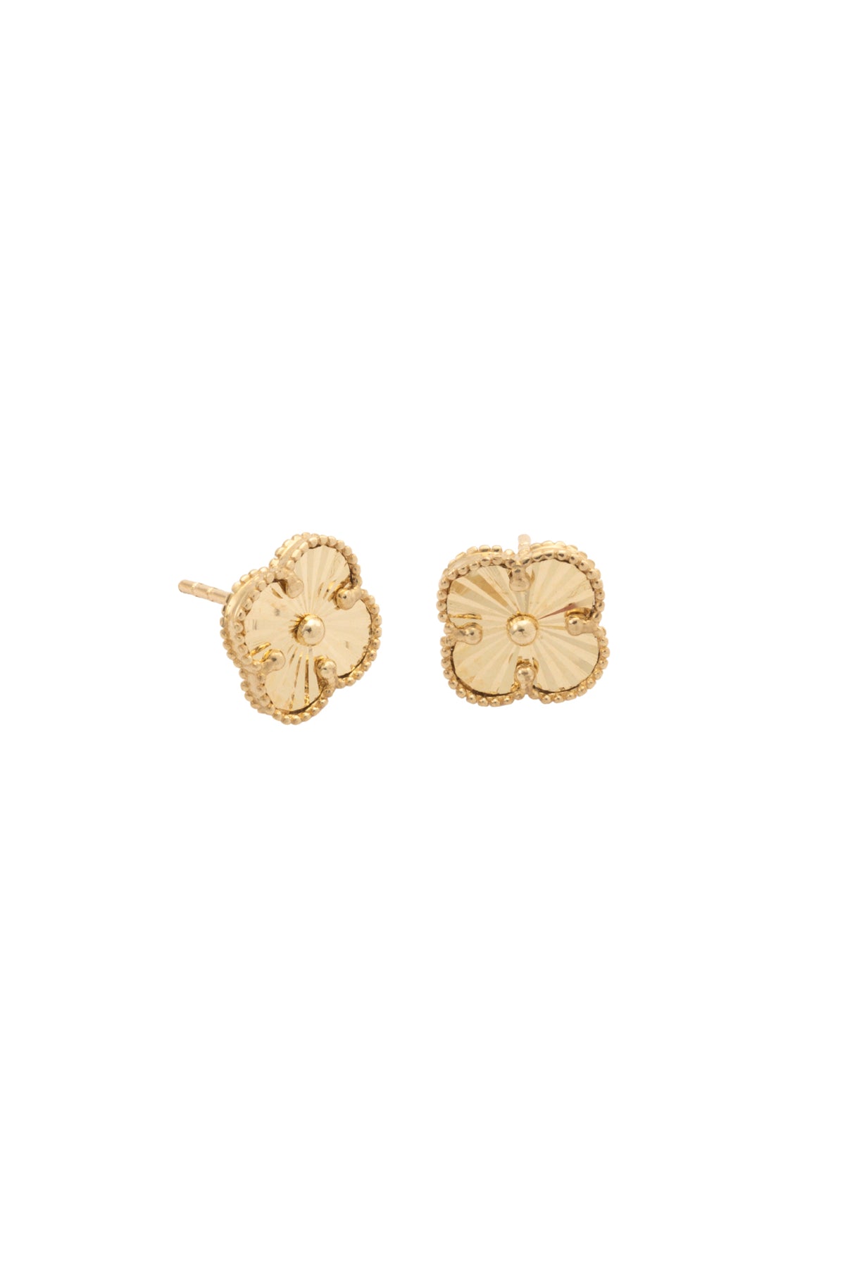 Arete 10 kilates forma de flor de cuatro pétalos diamantados y contorno de bolitas lisas.