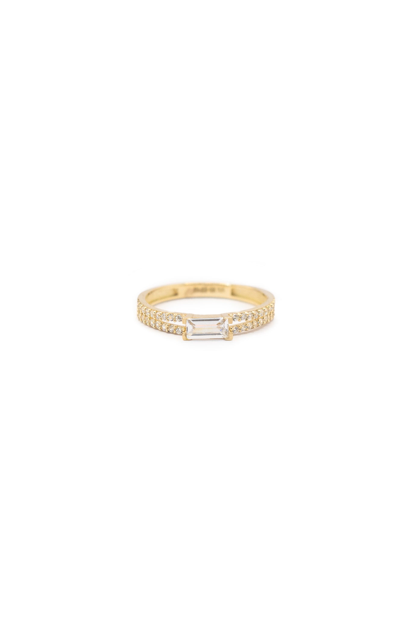 Anillo 10 kilates media churumbela con brazo doble de zirconias básicas y centro zirconia rectangular grande.