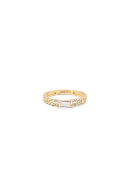 Anillo 10 kilates media churumbela con brazo doble de zirconias básicas y centro zirconia rectangular grande.