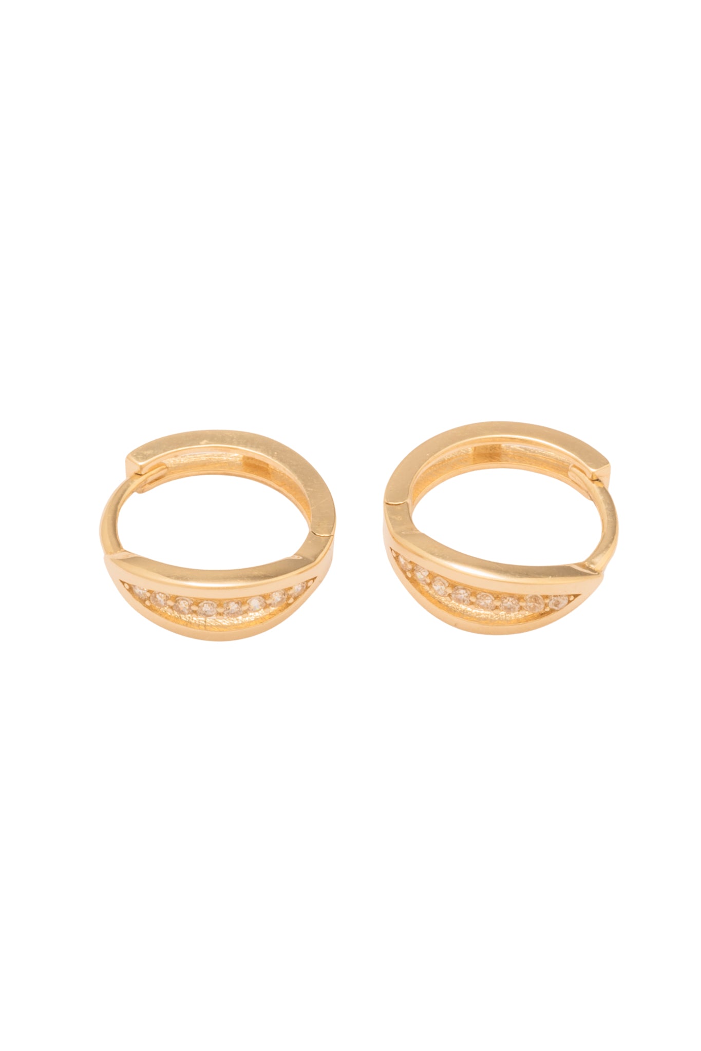 Huggie 10 kilates estilo de silueta de óvalo dorado, línea de zirconia al centro.