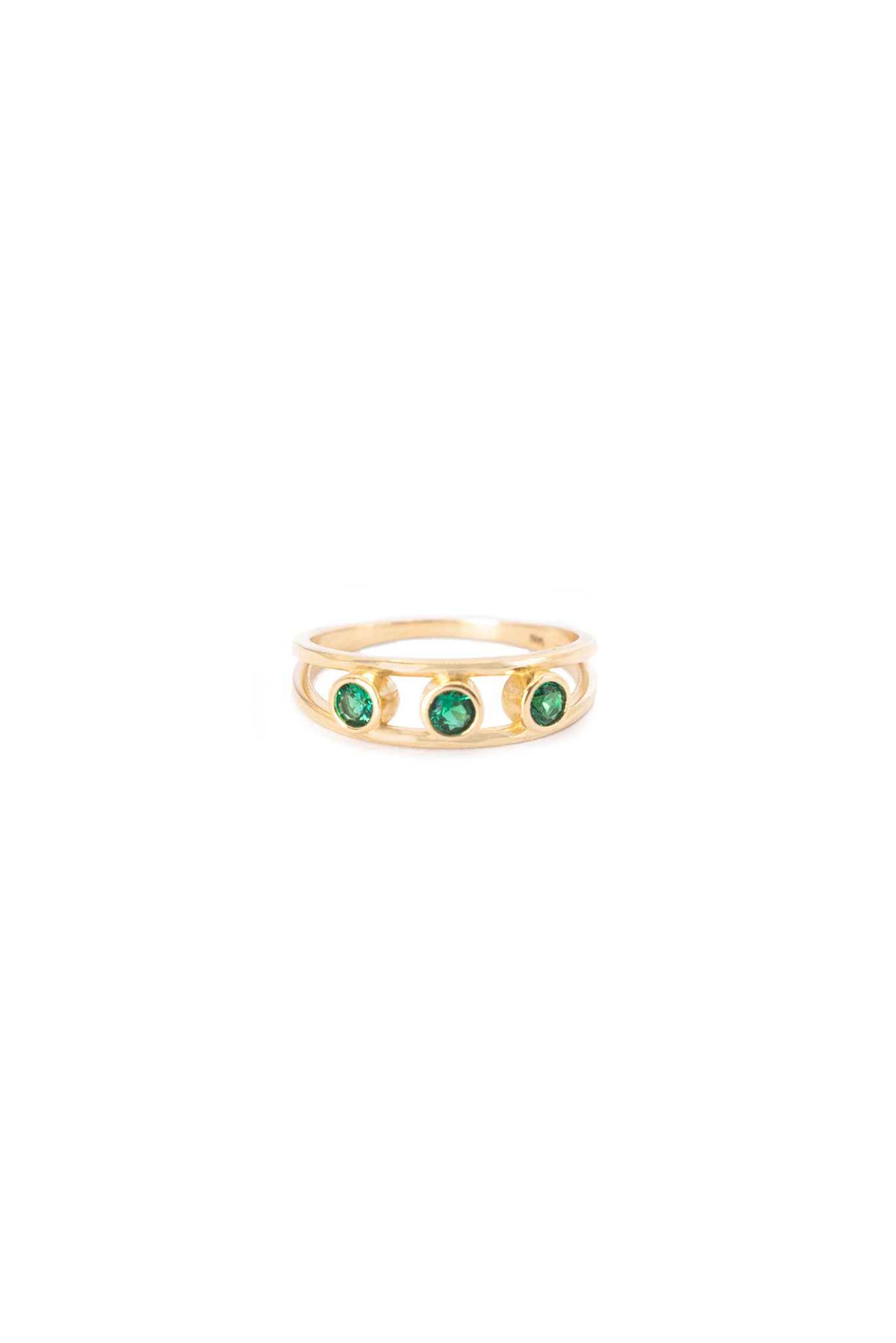 Anillo 14 kilates brazo doble y tres zirconias verdes separadas.