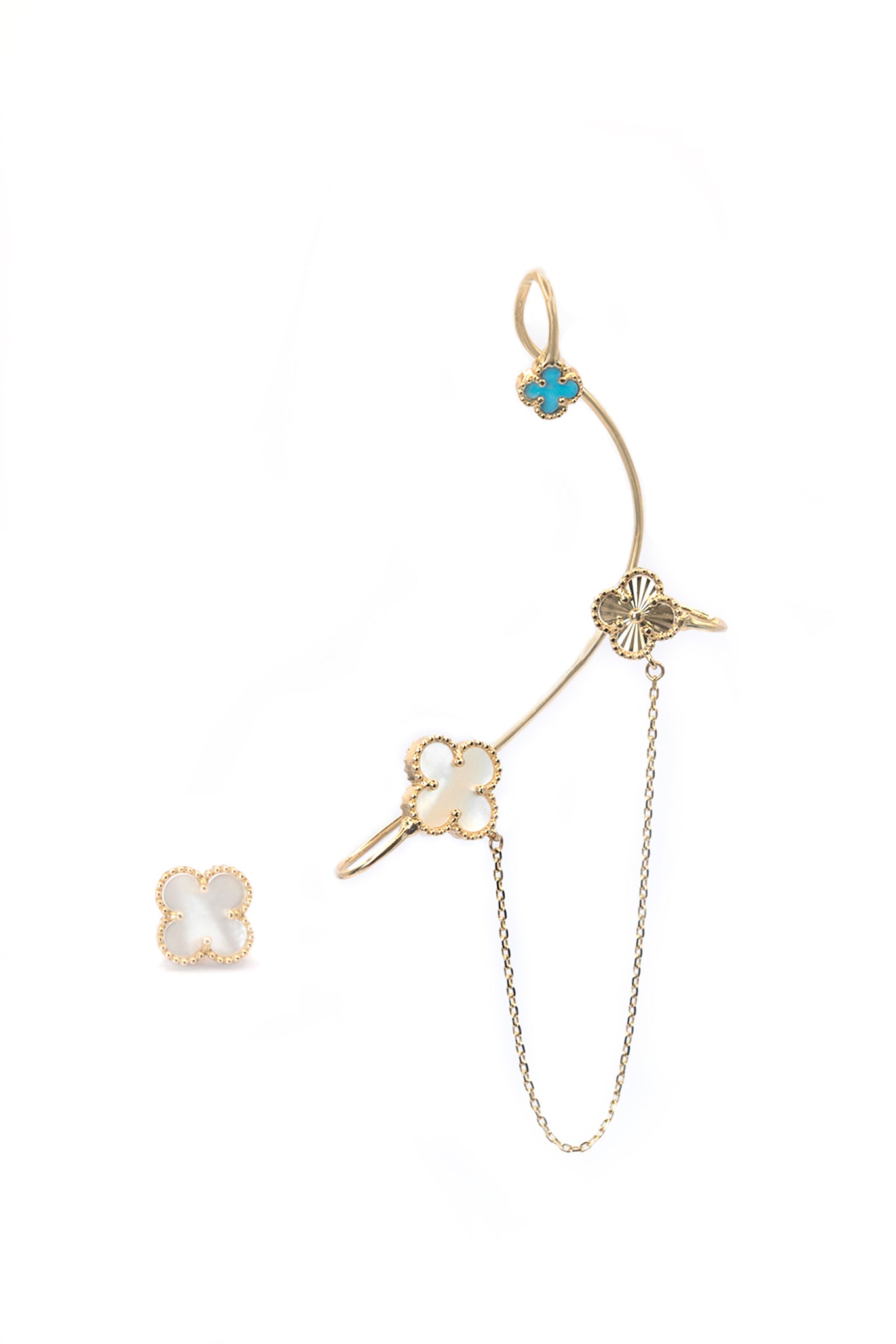 Arete 14 kilates con tres flores de cuatro pétalos decrecientes, madre perla, diamantado y esmaltado azul.