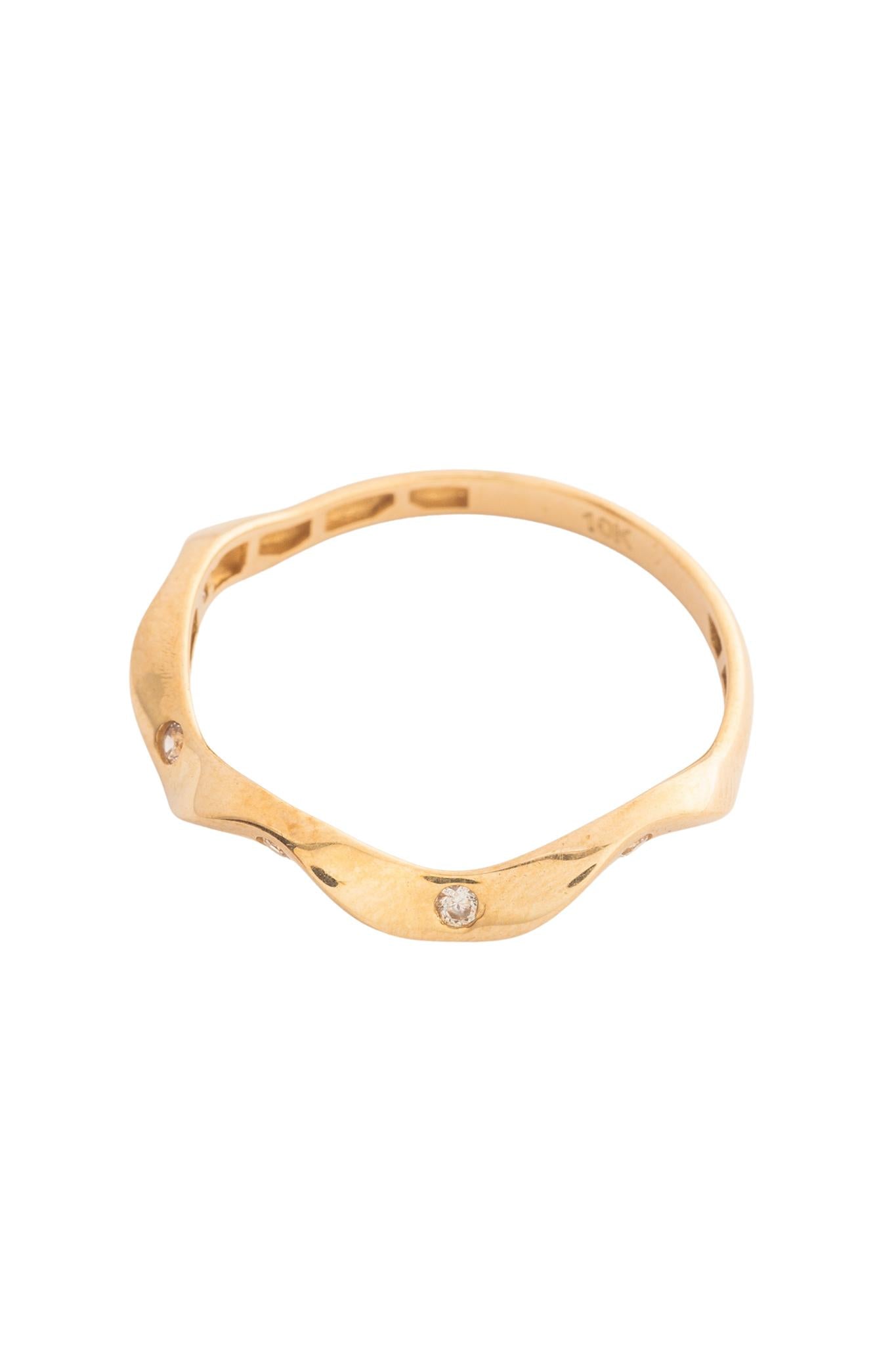 Anillo 10 kilates con brazo de ondas 3D y zirconias blancas..png