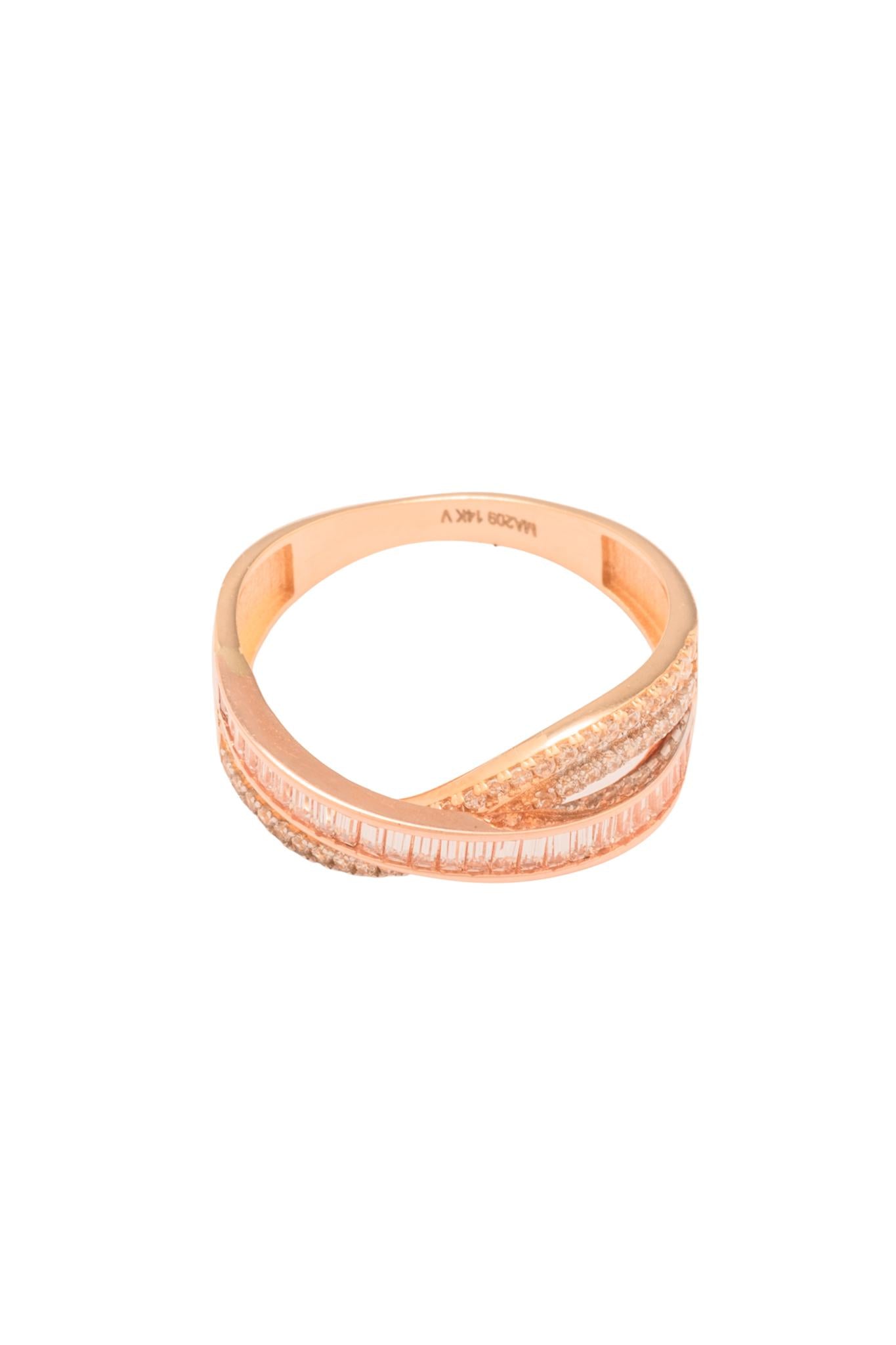 Anillo 10 kilates estilo de churumbela triple, dos líneas curviadas de zirconias blancas y una churumbela en oro rosado con zirconia cuadrada blanca..png