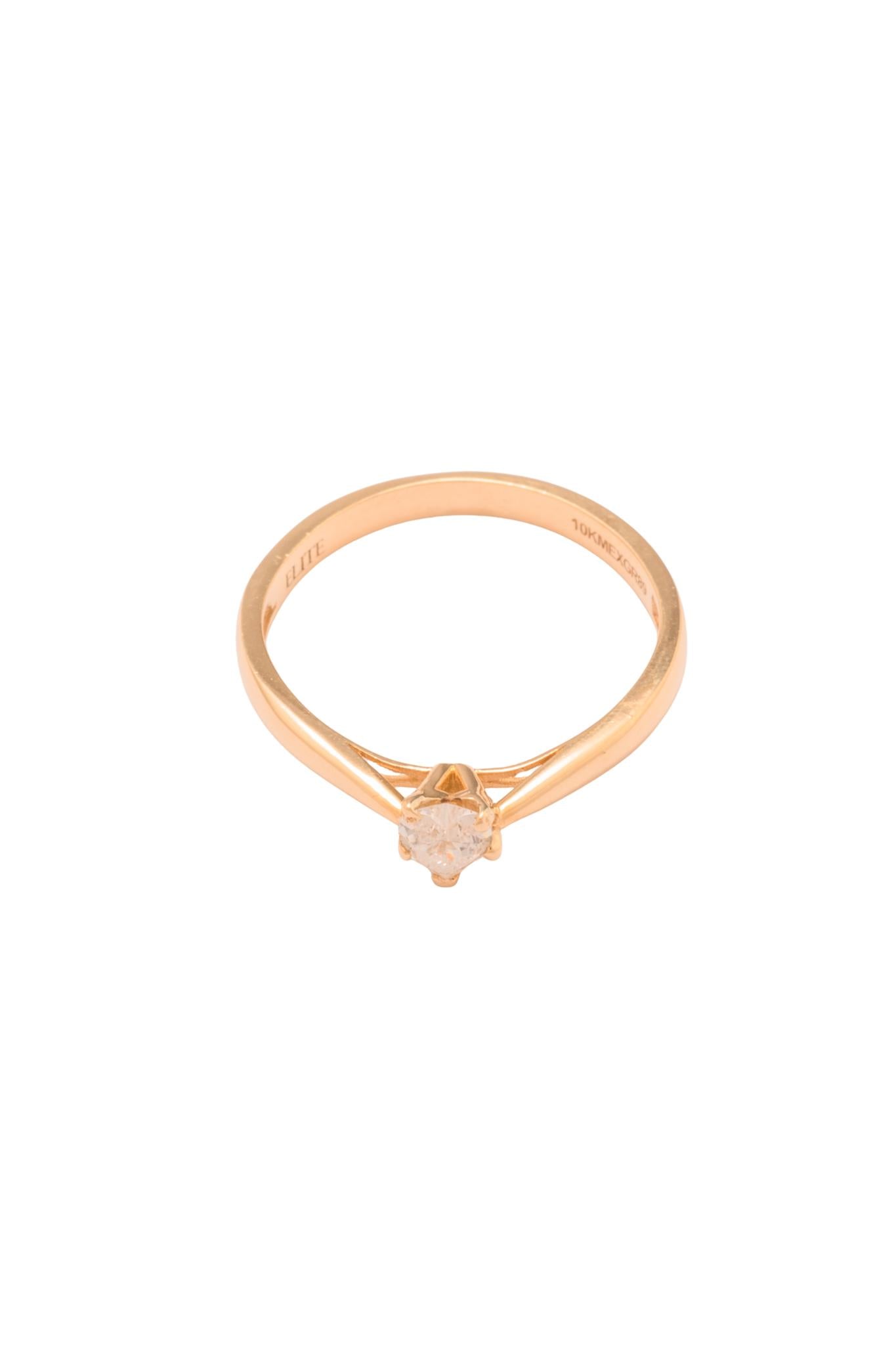 Anillo 10 kilates un brazo grueso y al final delgado, una zirconia en el centro de corazón..png