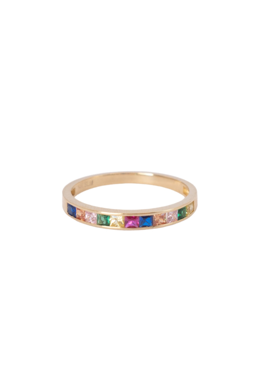 Anillo 14 kilates media churumbela con zirconias cuadradas de colores y bisel liso..png