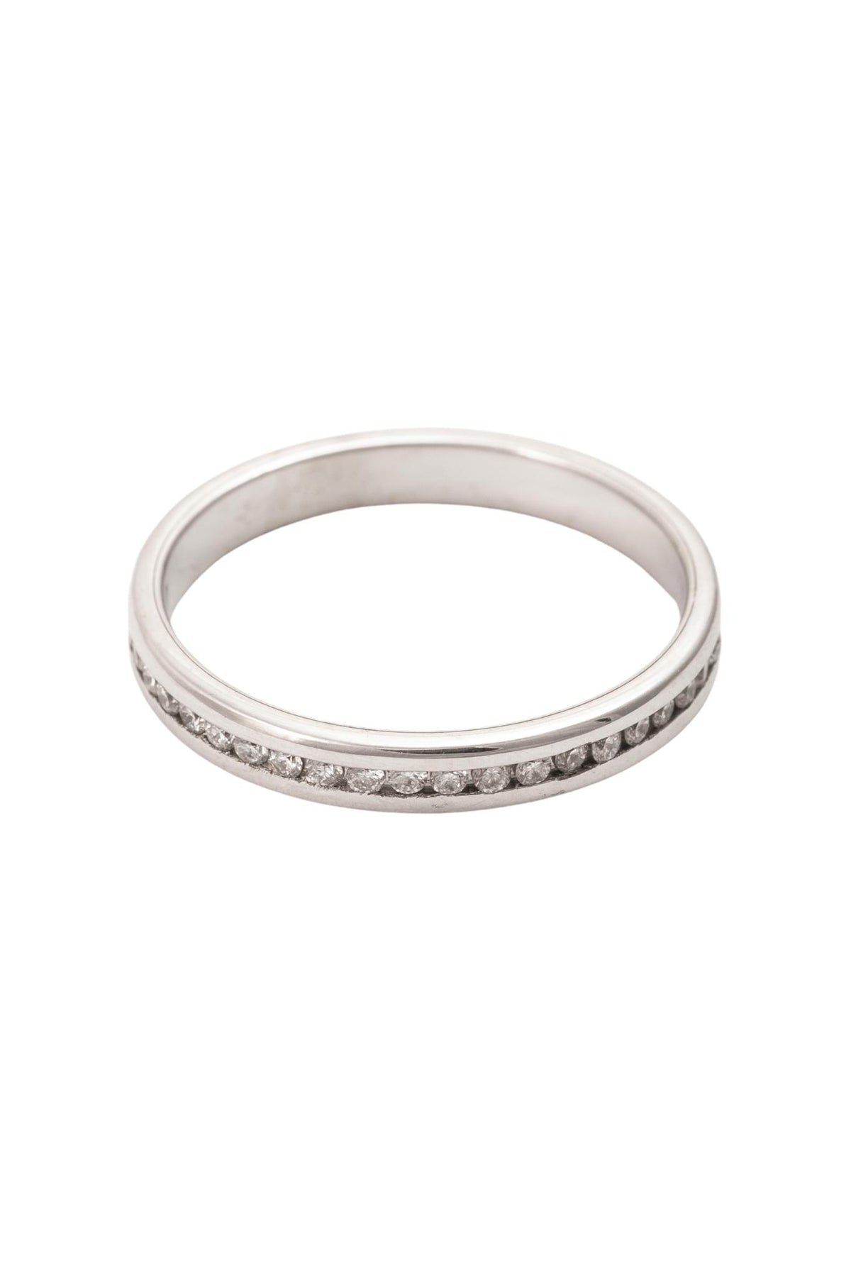 Anillo churumbela completa de 14 kilates con zirconias blancas y bisel liso en oro blanco..png