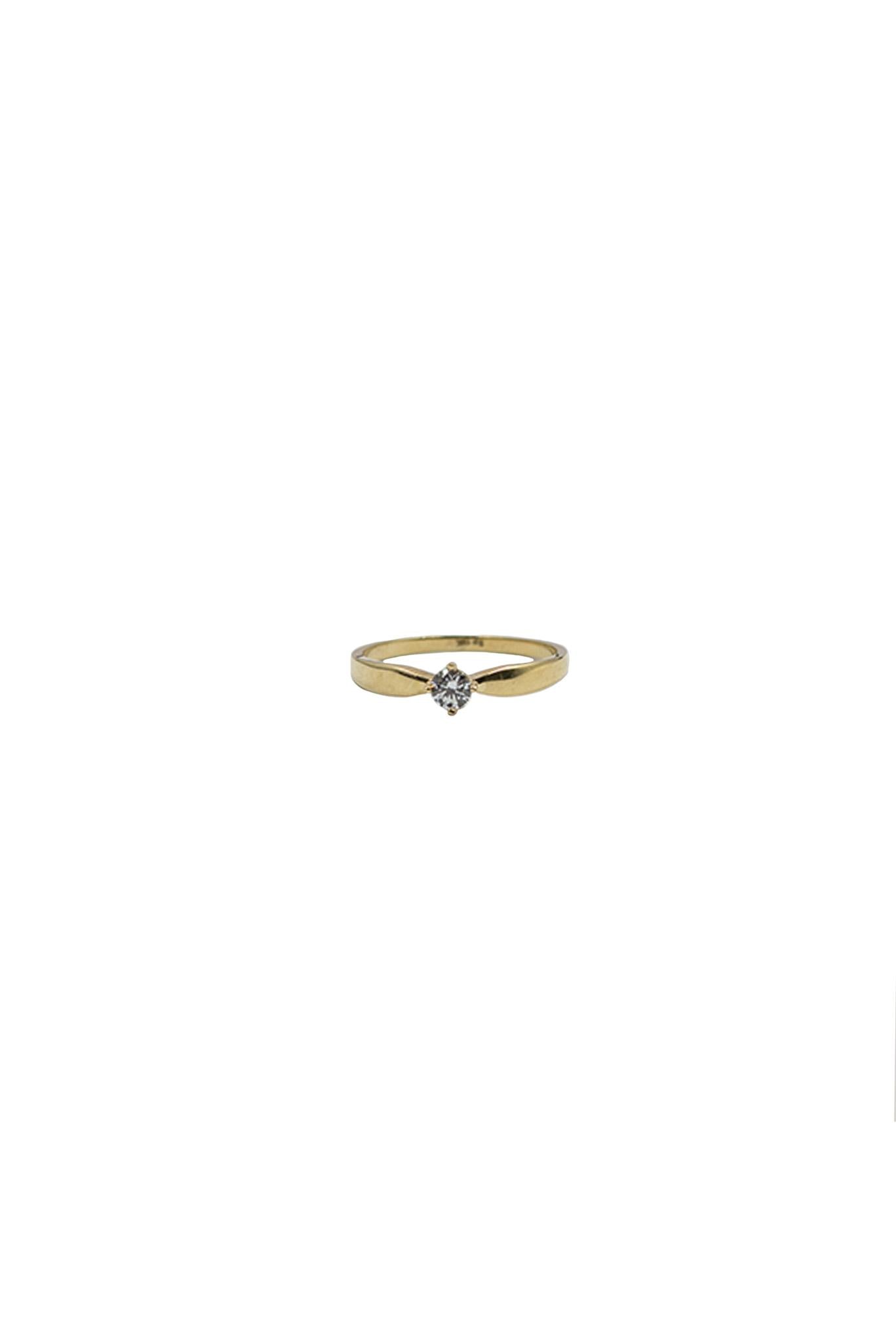 Anillo de compromiso de oro sólido en 10 kilates con una zirconia en el centro.png