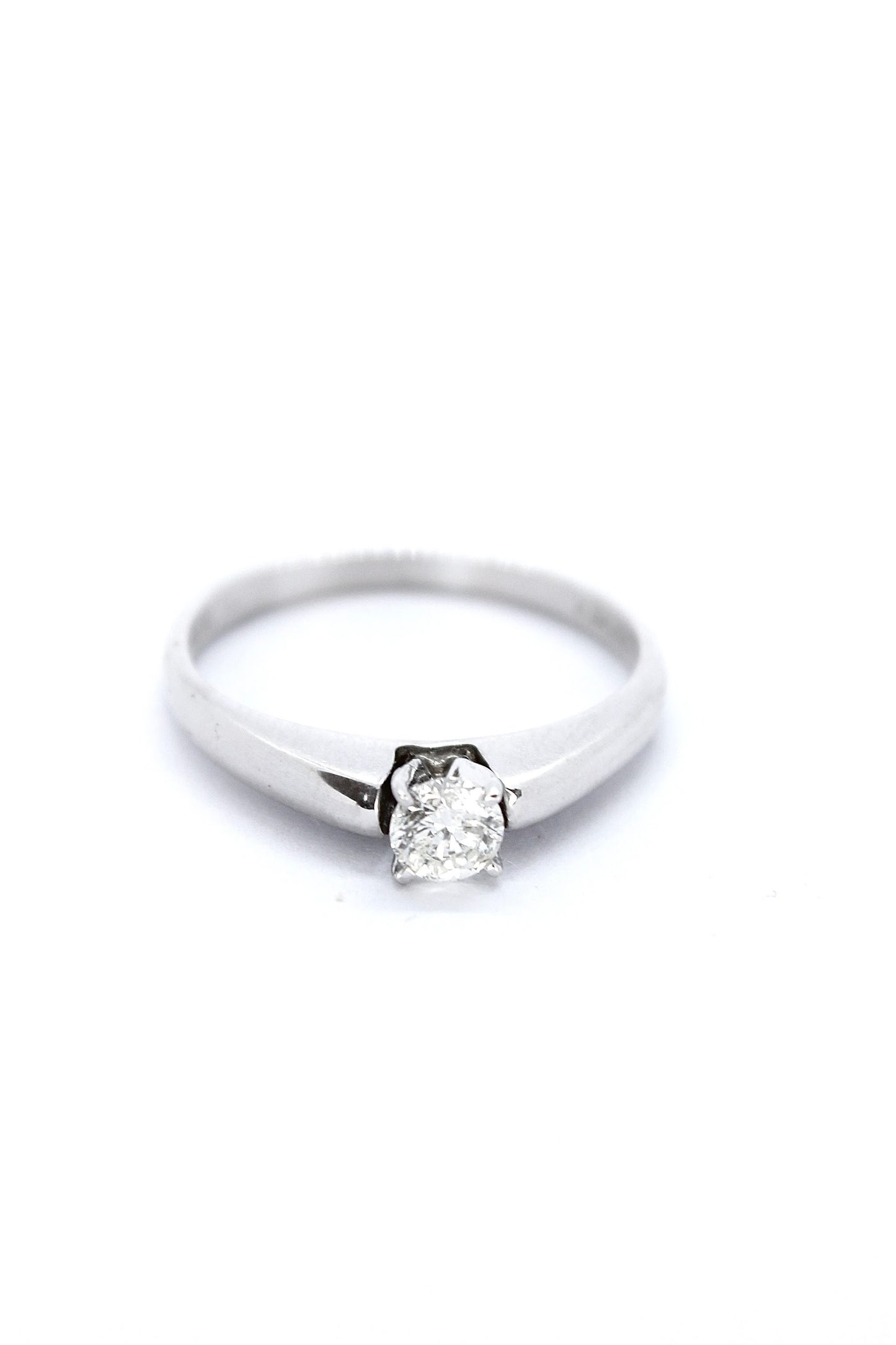 Anillo de compromiso de oro sólido en 14 kilates con diamante de 20 ct de oro blanco cuatro uñas ultra finas.png