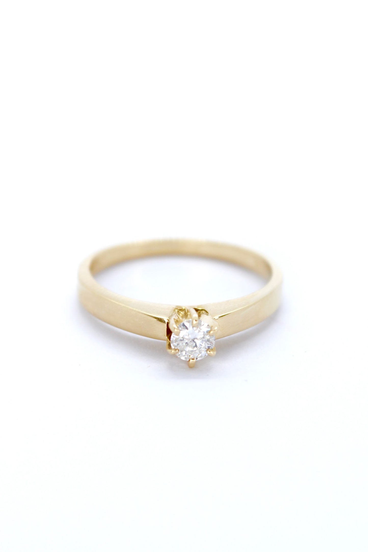 Anillo de compromiso de oro sólido en 14 kilates con diamante de 20 ct seis uñas oro amarillo.png