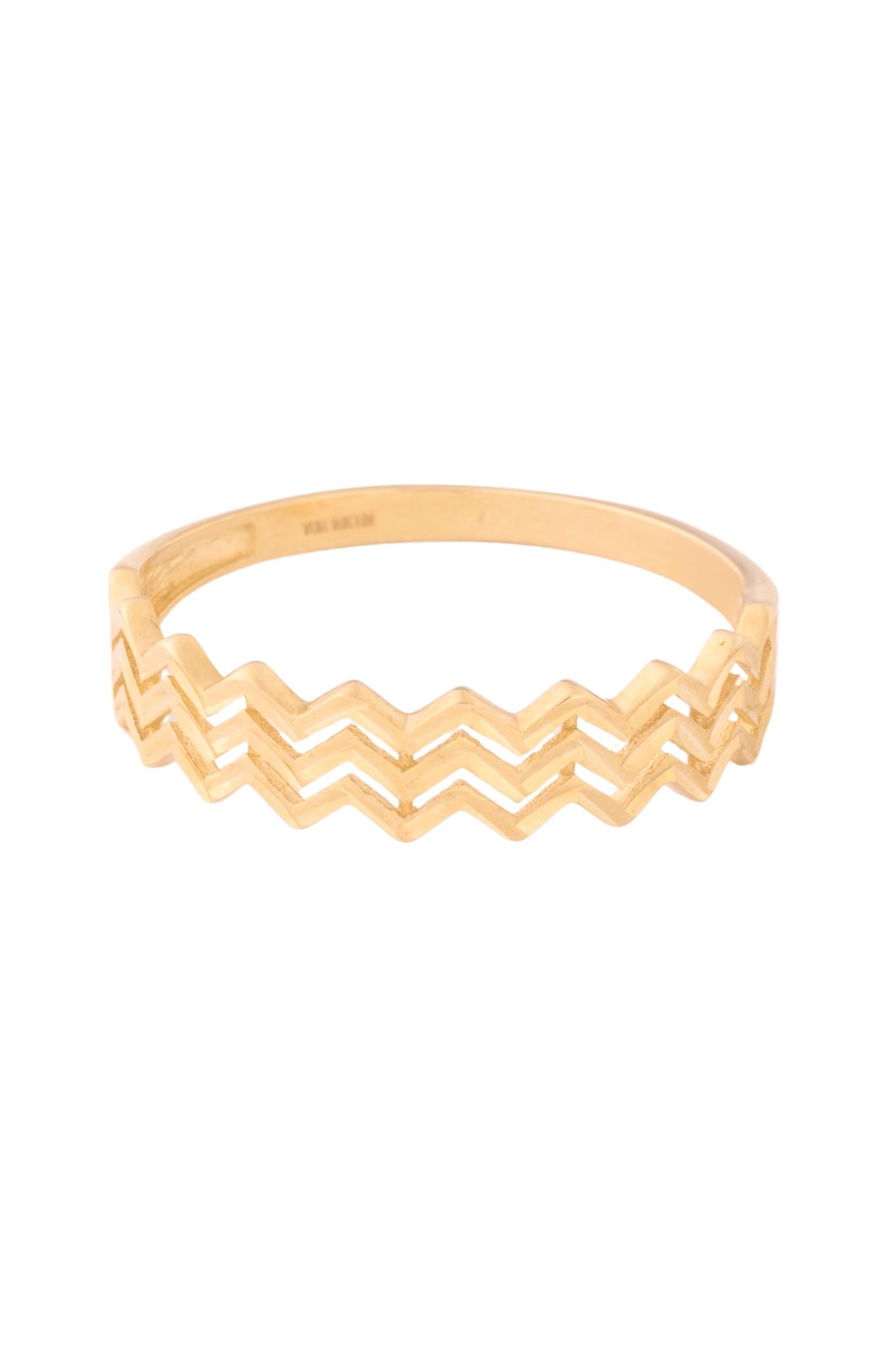 Anillo de oro solido en 10 kilates con un contorno liso pero por la parte superios tres lineas en zigzag con un estilo diamantado.png