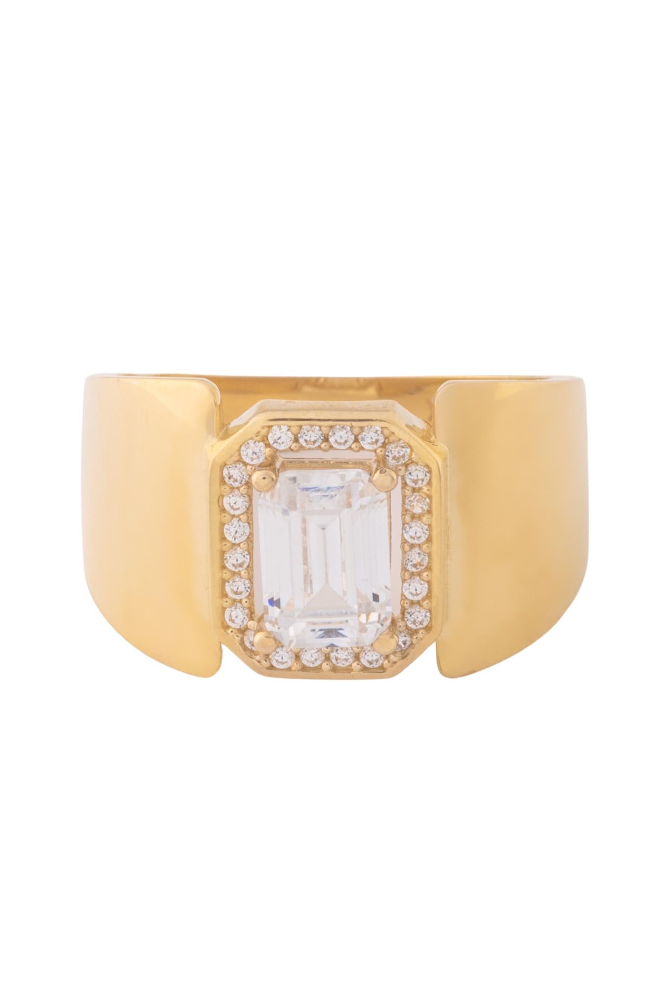 Anillo de oro solido en 10 kilates con un controno liso ancho y en el centro un piedra blanca rectangular con un pequeño contorno de zirconias .png