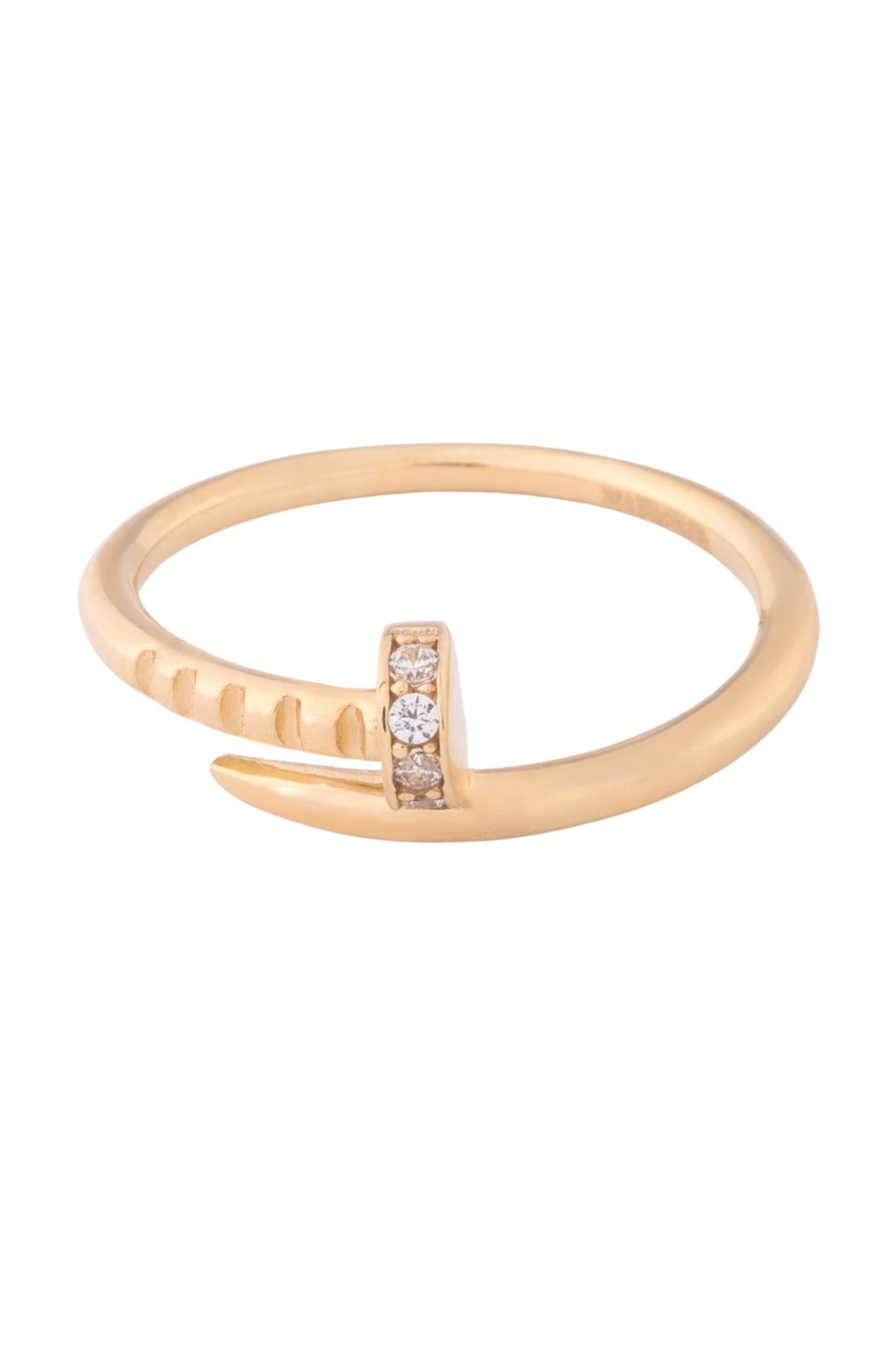 Anillo de oro solido en 10 kilates con un estilo de clavo liso y la parte superior del clavo con zirconia.png