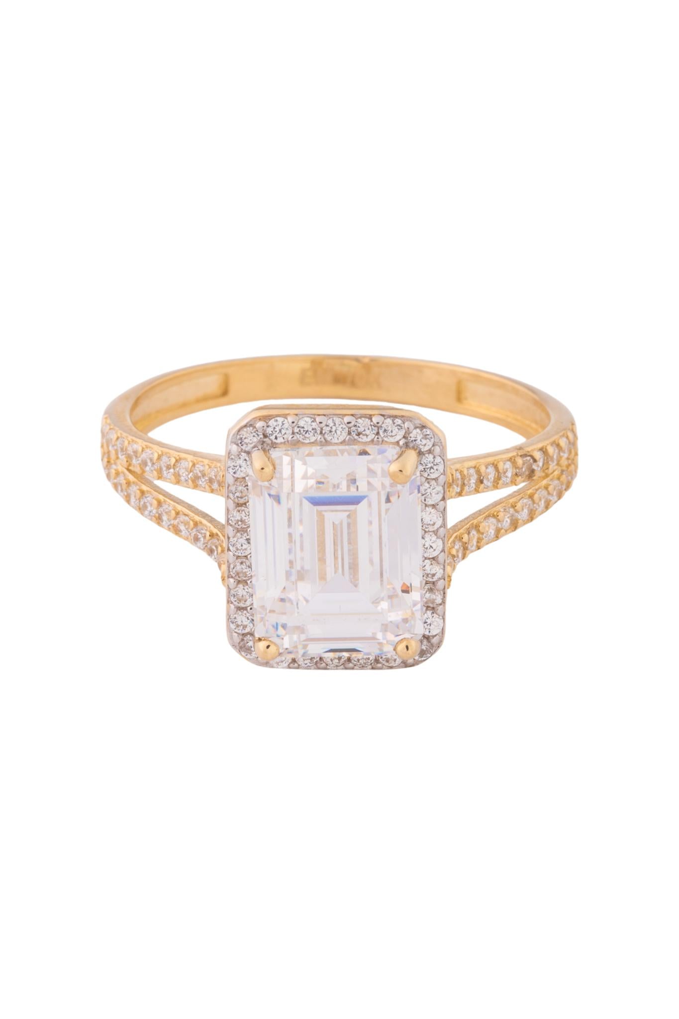 Anillo de oro solido en 10 kilates con un estilo de doble fila con zirconia y en el centro una zirconia rectangular con un contorno de zirconia.png