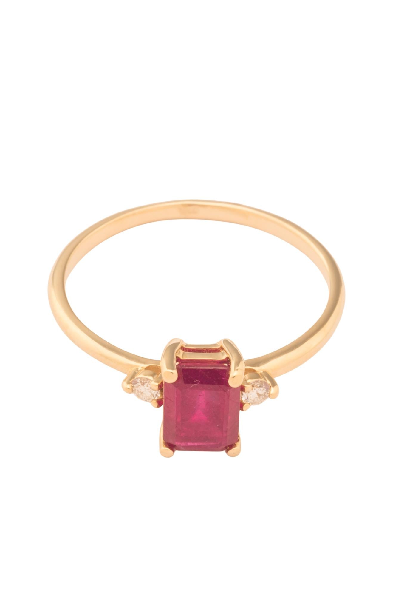 Anillo de oro sólido en 14 kilates con centro rubi cuadrado y laterales diamantes de 0.07 ct..png