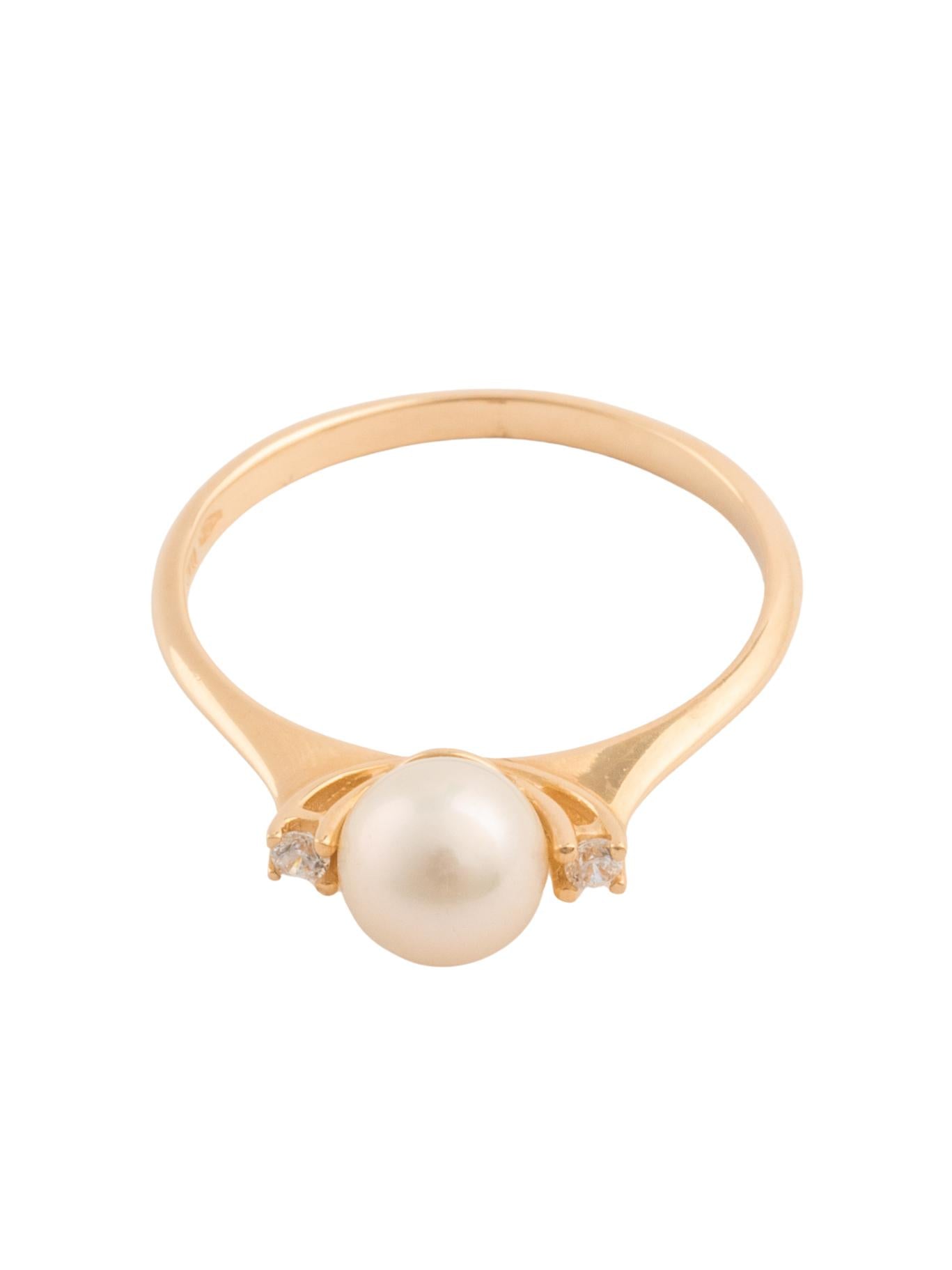 Anillo de oro sólido en 14 kilates con perla al centro y dos zirconias minis a los lados..png