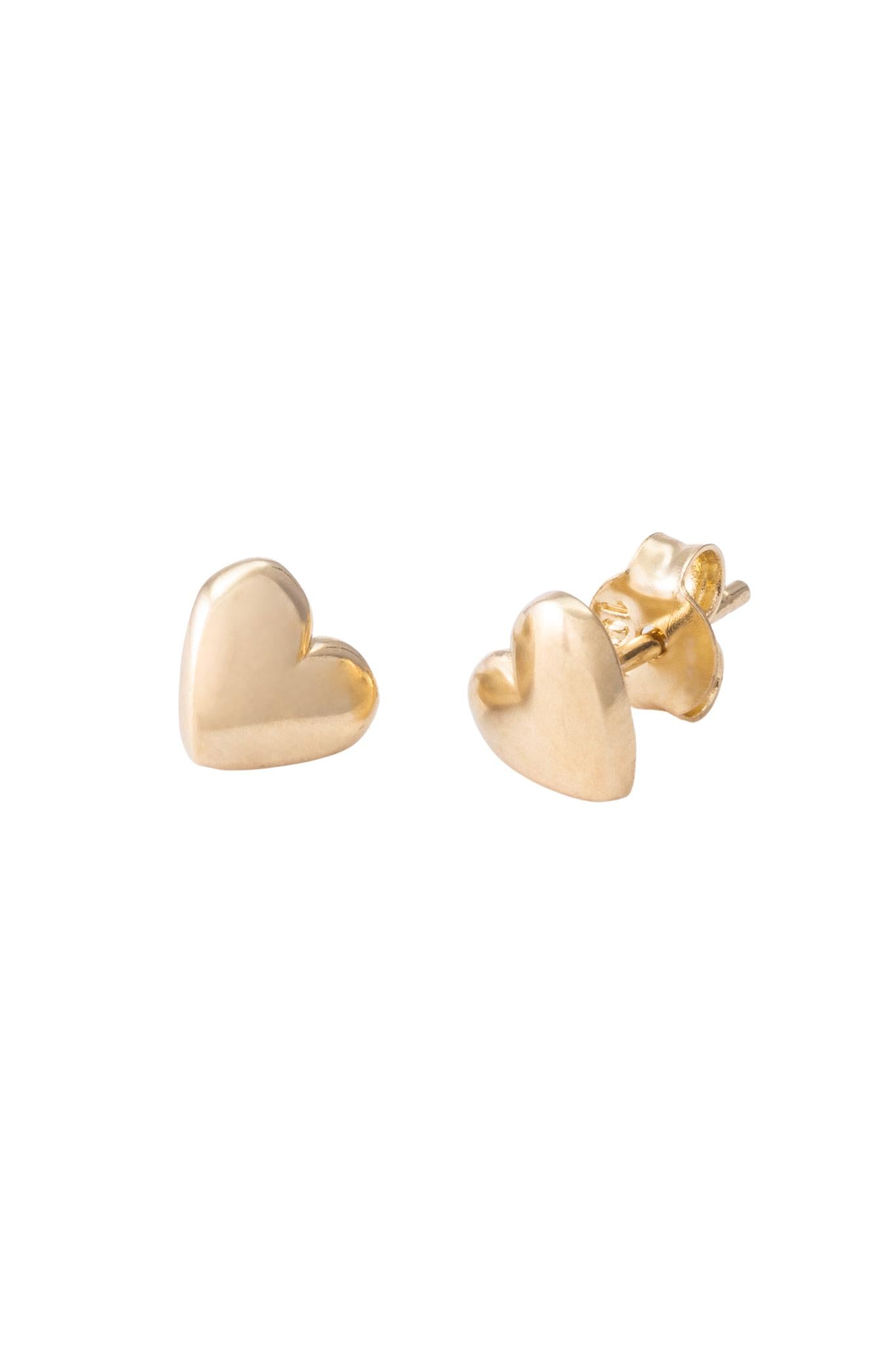 Arete de oro solido en 10 kilates con forma de corazón liso .png
