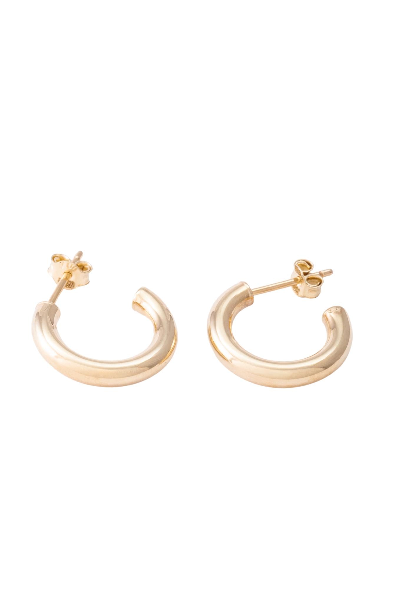 Arete de oro solido en 10 kilates con un forma de media arracada tubular lisa chica.png