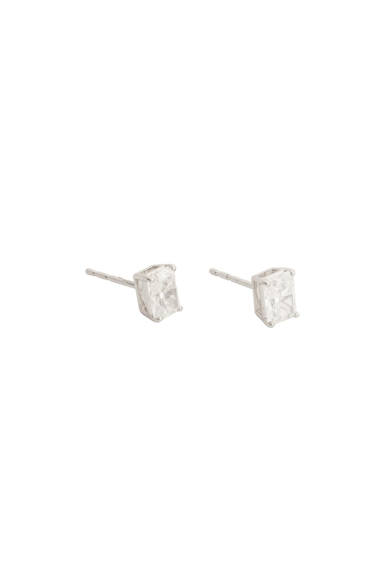 Aretes 14K con diamante de 1 punto corte baguette montado en oro blanco..png