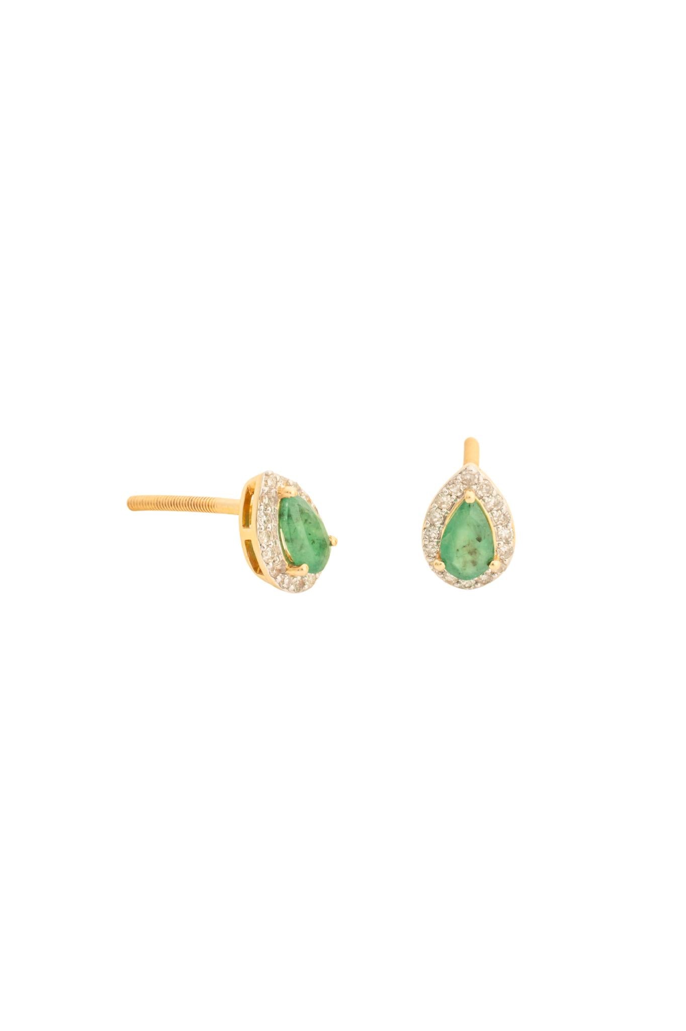 Aretes 14K con esmeralda central corte pera y contorno de diamantes..png