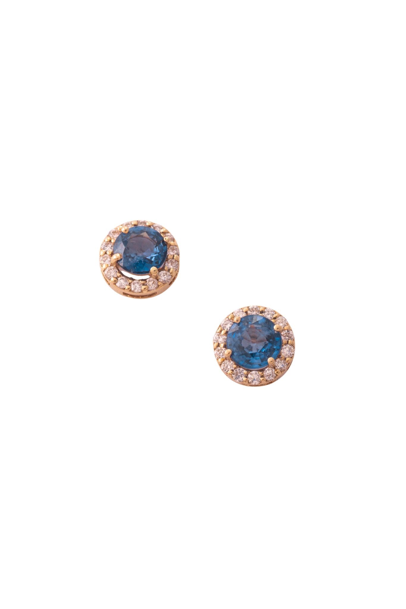 Aretes de oro sólido en 14 kilates con zafiro central circular con un bisel de diamantes en aro completo montados sobre oro amarillo..png