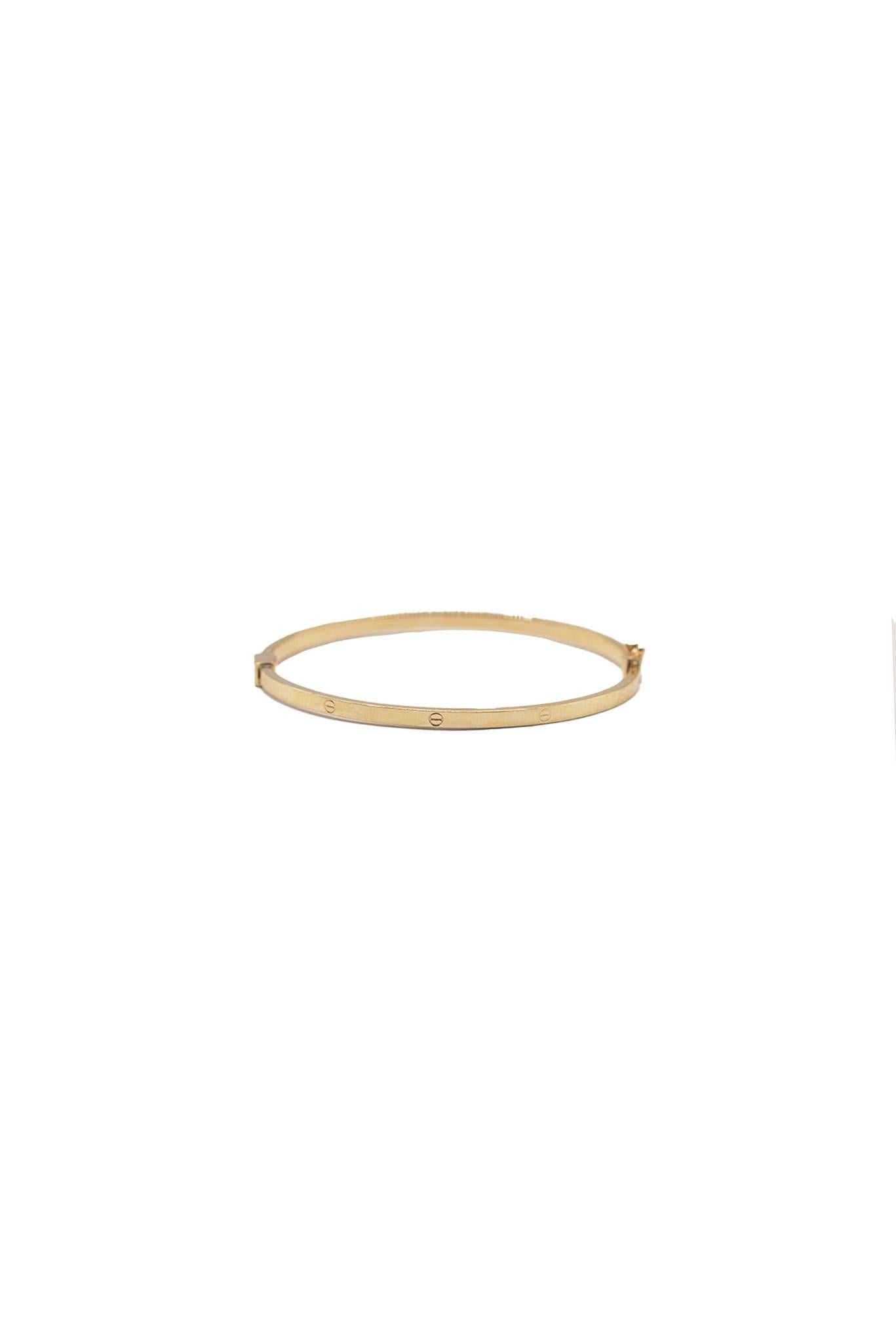 Aro de oro sólido en 10 kilates con un sello de clavo al rededor.png