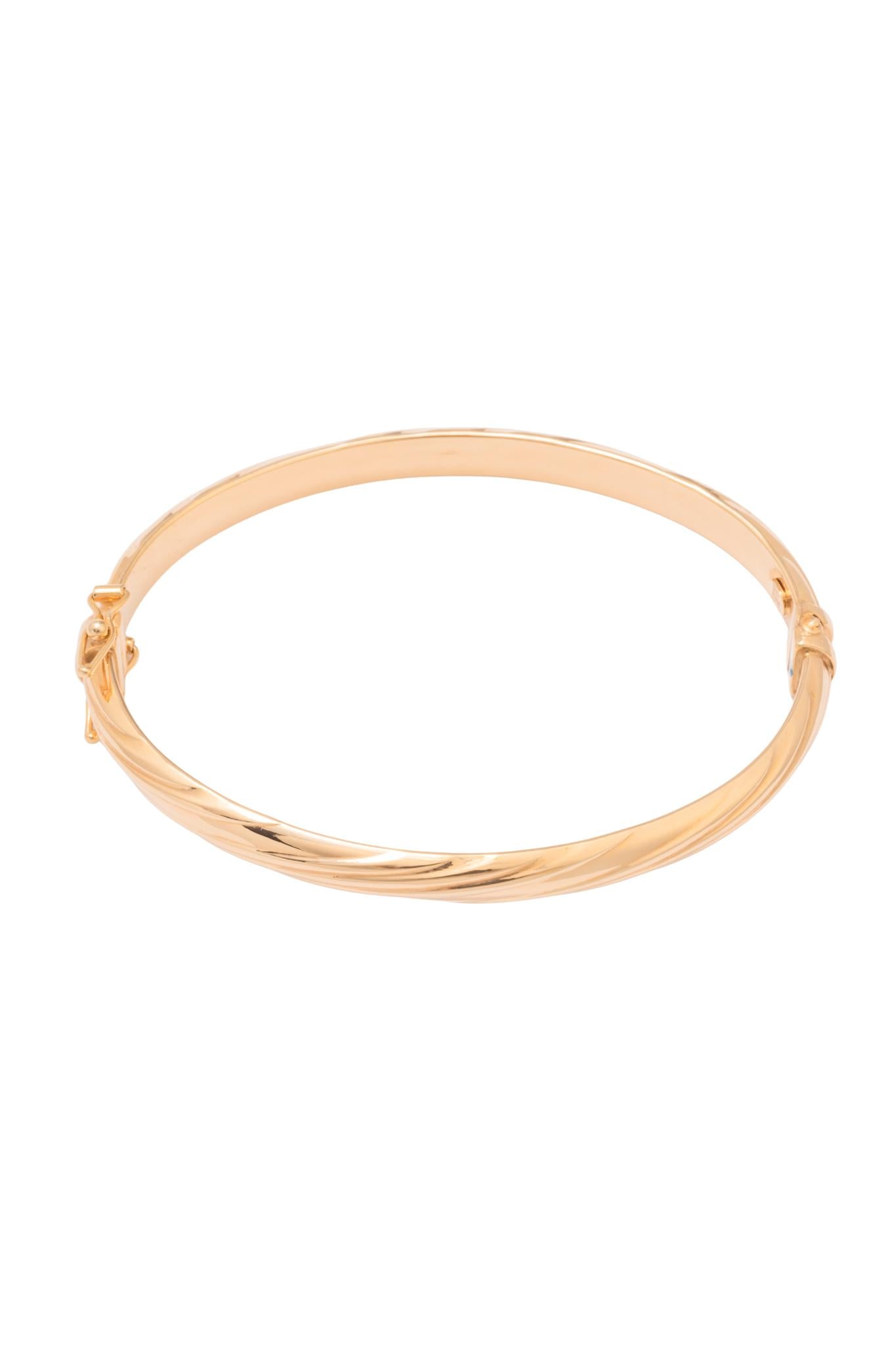 Aro de oro sólido en 14 kilates con diseño de torsal ligero..png