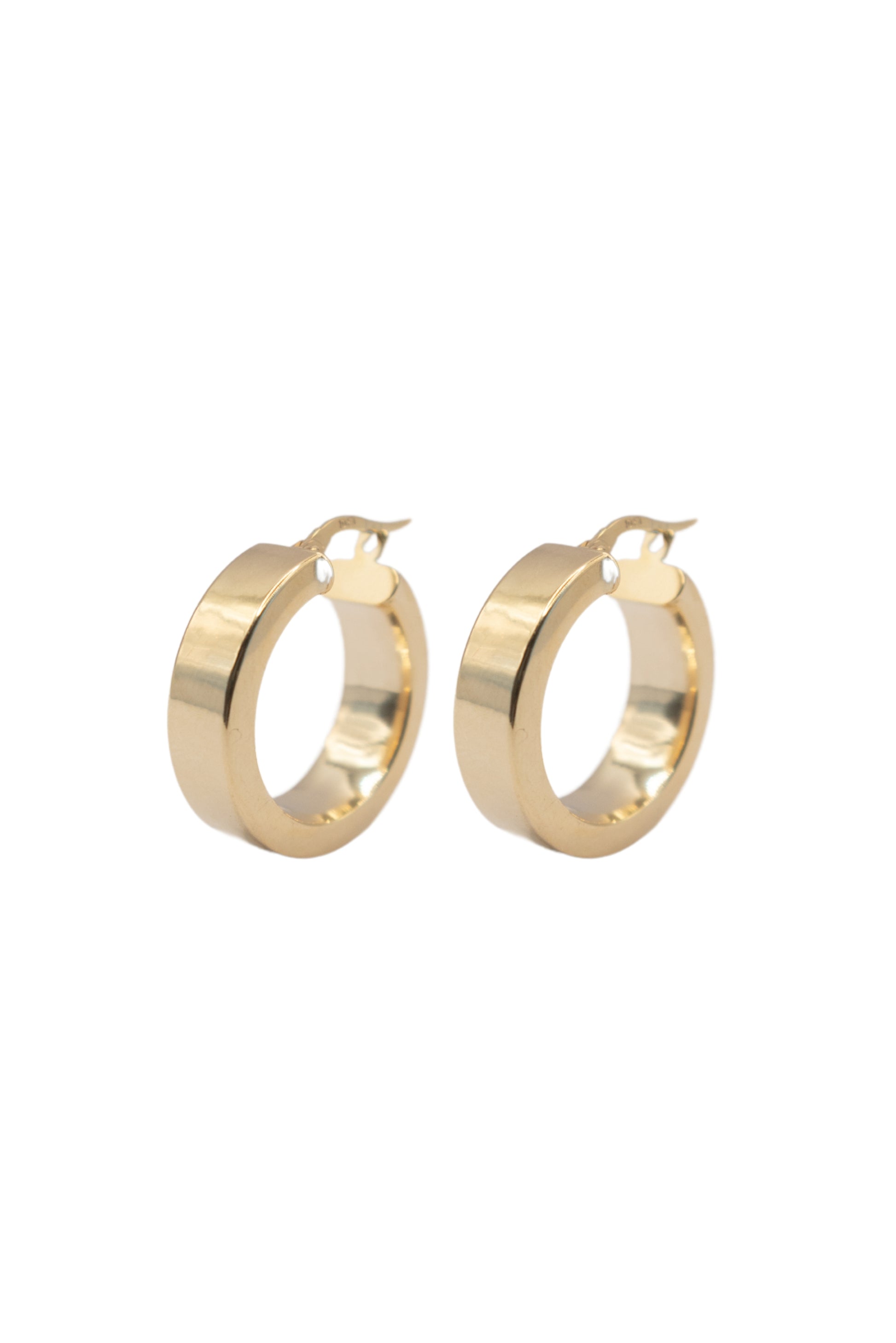 Arracada 10 kilates ancha con orillas cuadradas..png