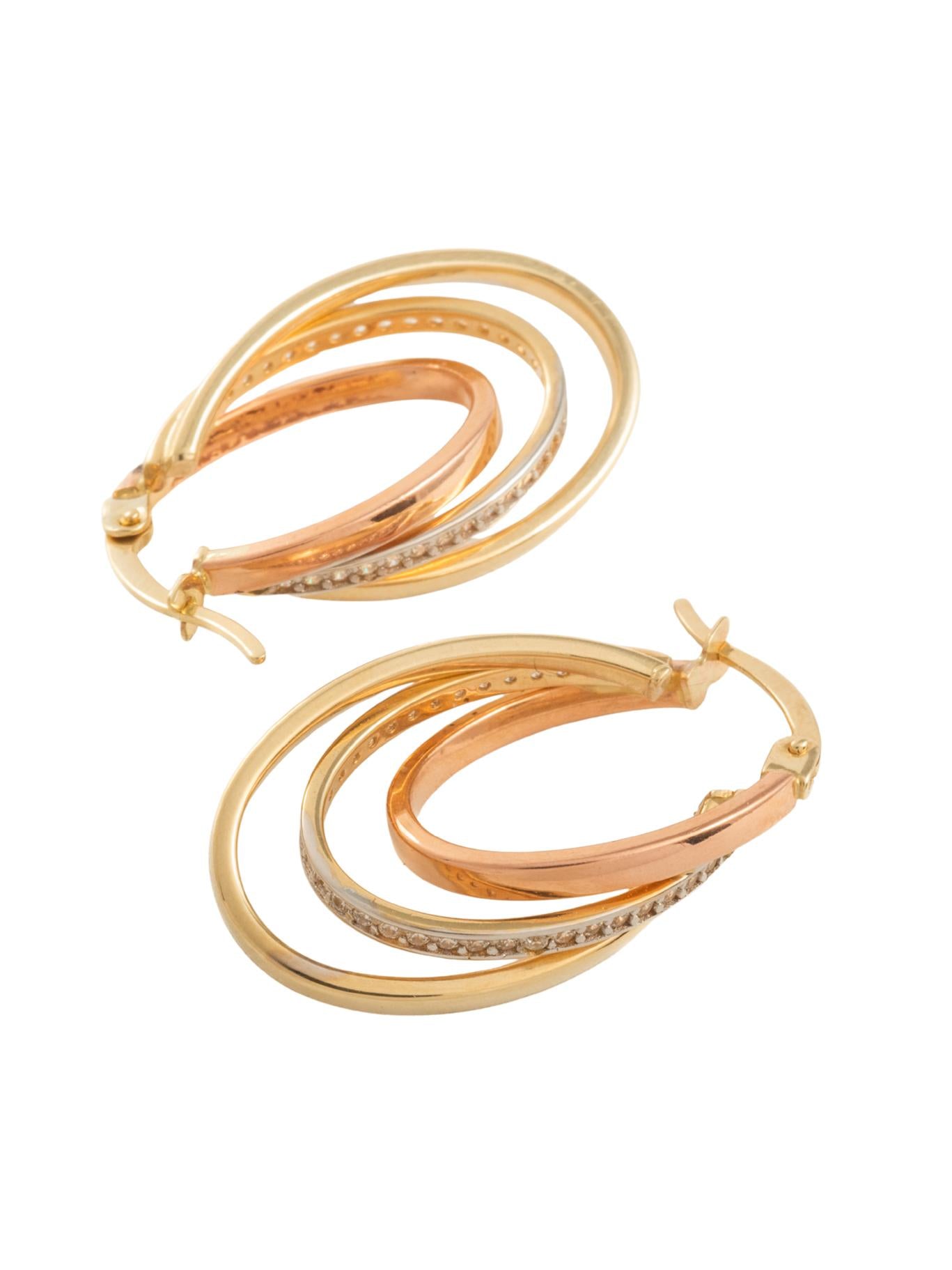 Arracada 10 kilates forma ovalada en oro florentino y zirconias de distintos tamaños.png