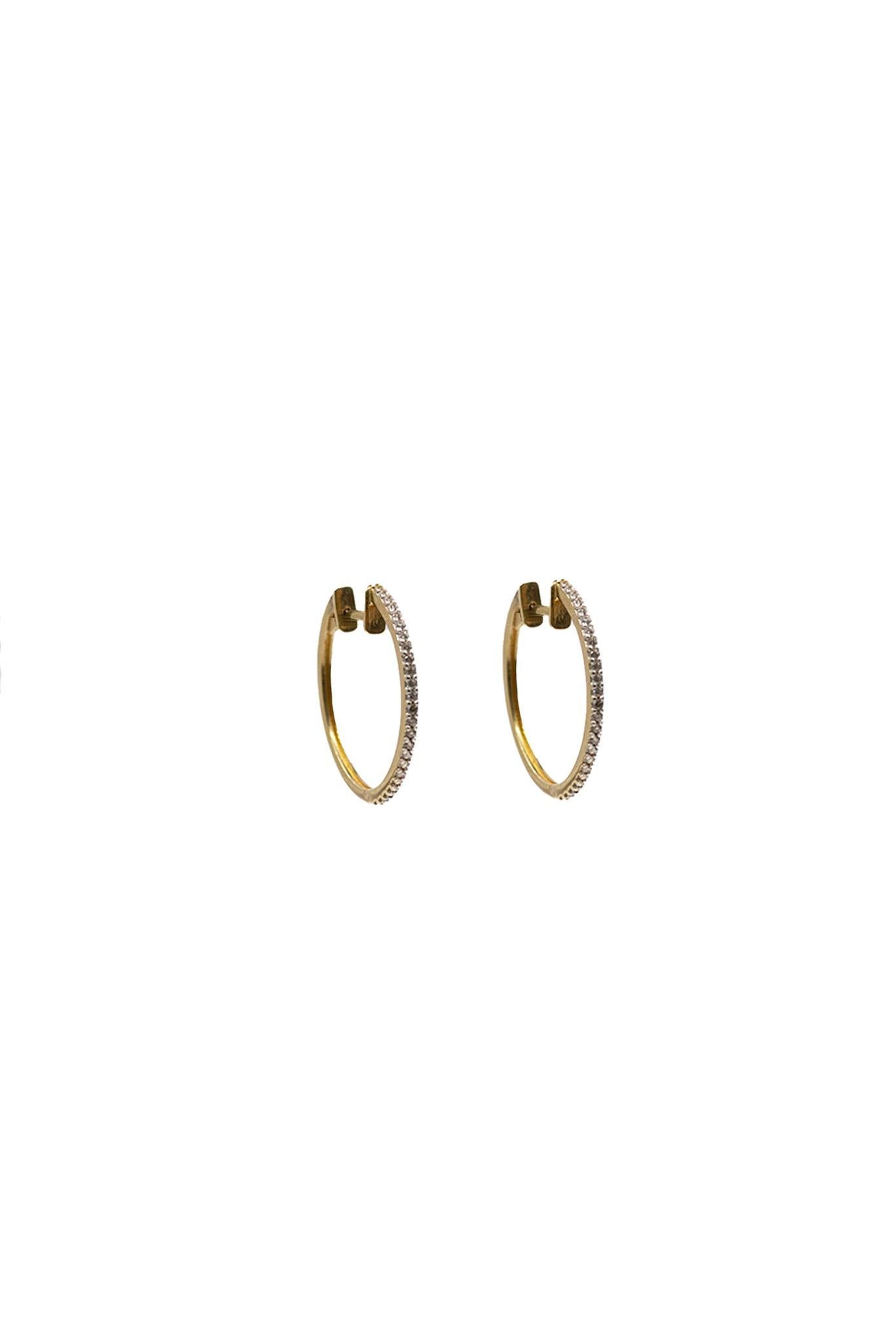 Arracada de oro solido de 14 kilates con un contorno de zirconias.png