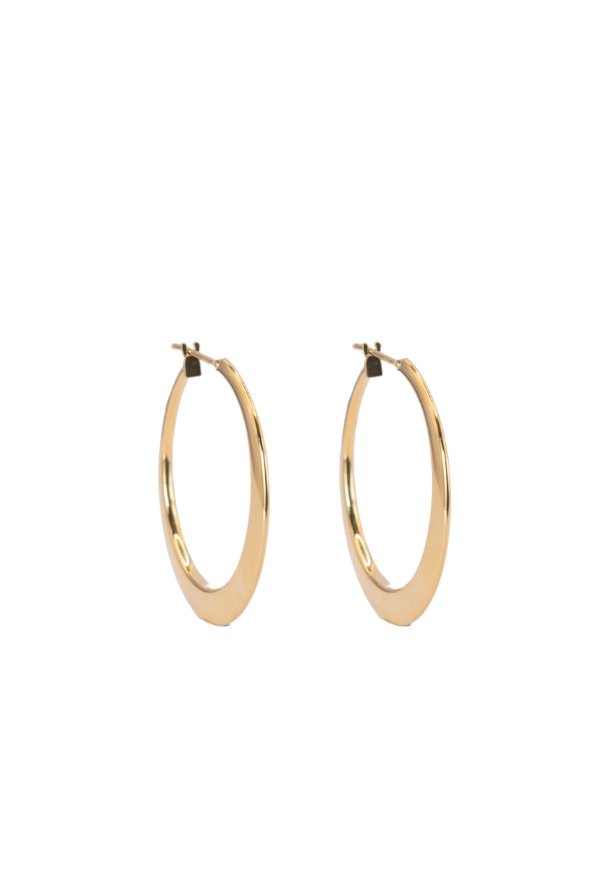 Arracada de oro sólido en 10 kilates con centro liso y laterales con textura diamantada en puntos.png