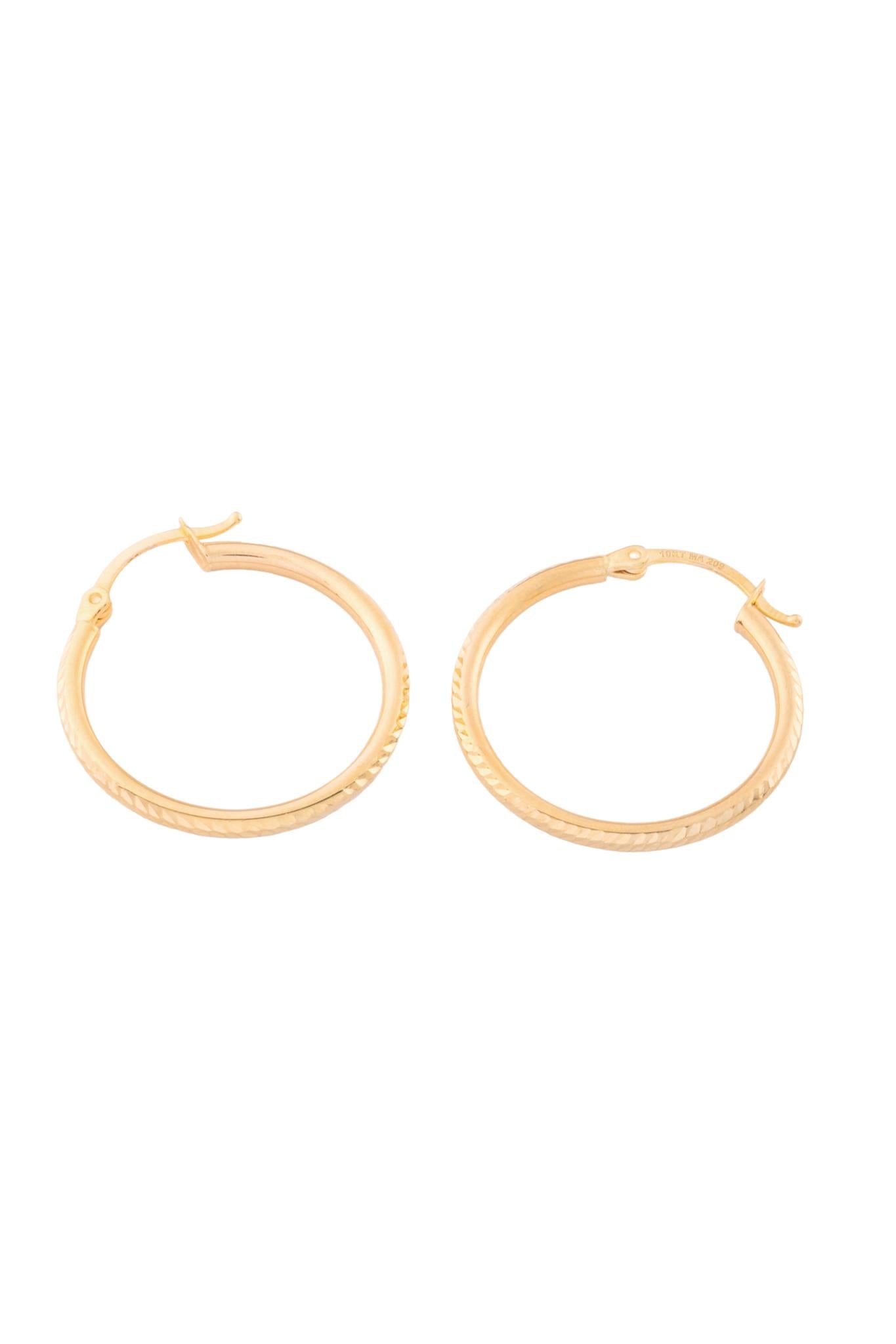 Arracada de oro sólido en 10 kilates con forma tubular delgada diamantada..png