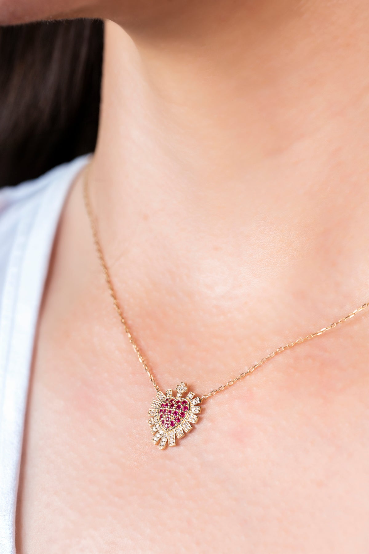 Gargantilla 14 kilates Sagrado Corazón rubies y diamantes.