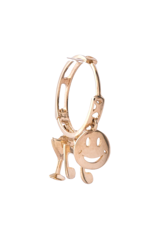 Huggie de oro sólido en 10 kilates con dijes varios de carita feliz, nota musical y copa de oro amarillo