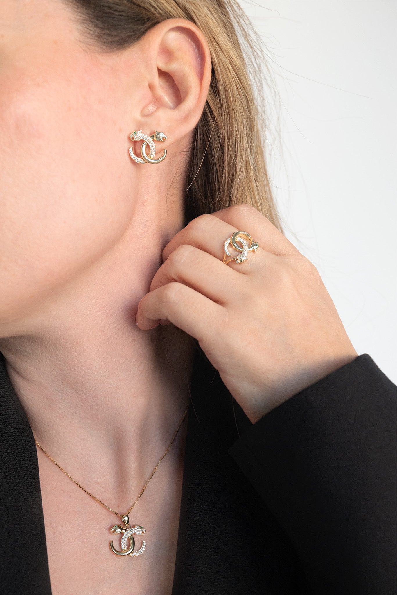 Aretes 10 kilates con pantera CC una lisa y una tupida zirconia.