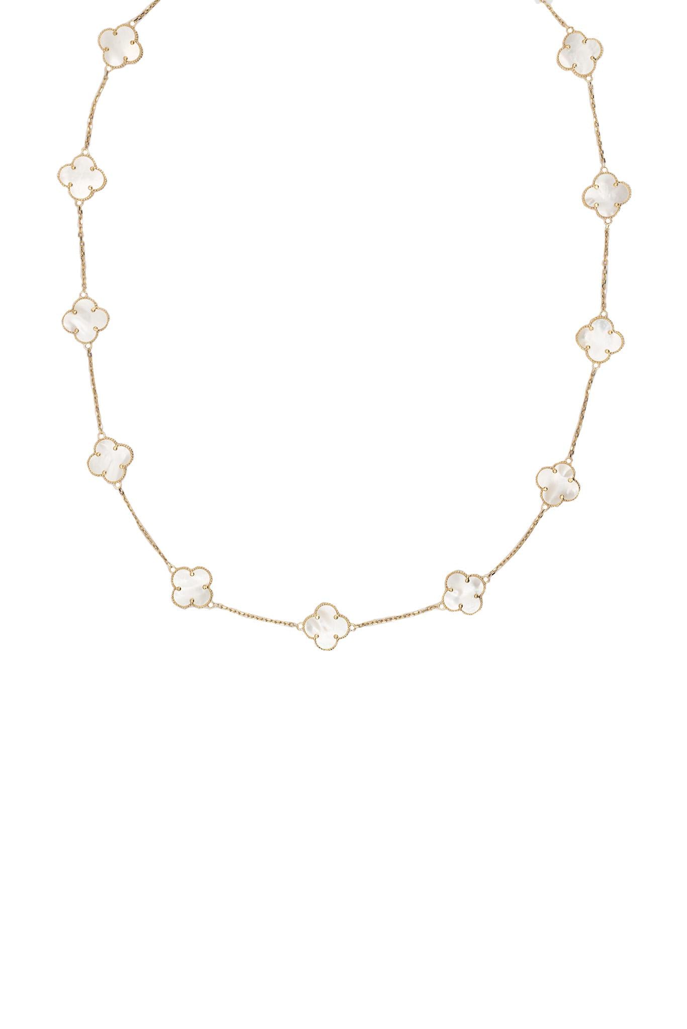 Collar de oro solido de 10 kilates con flor de cuatro pétalos madre perla.png