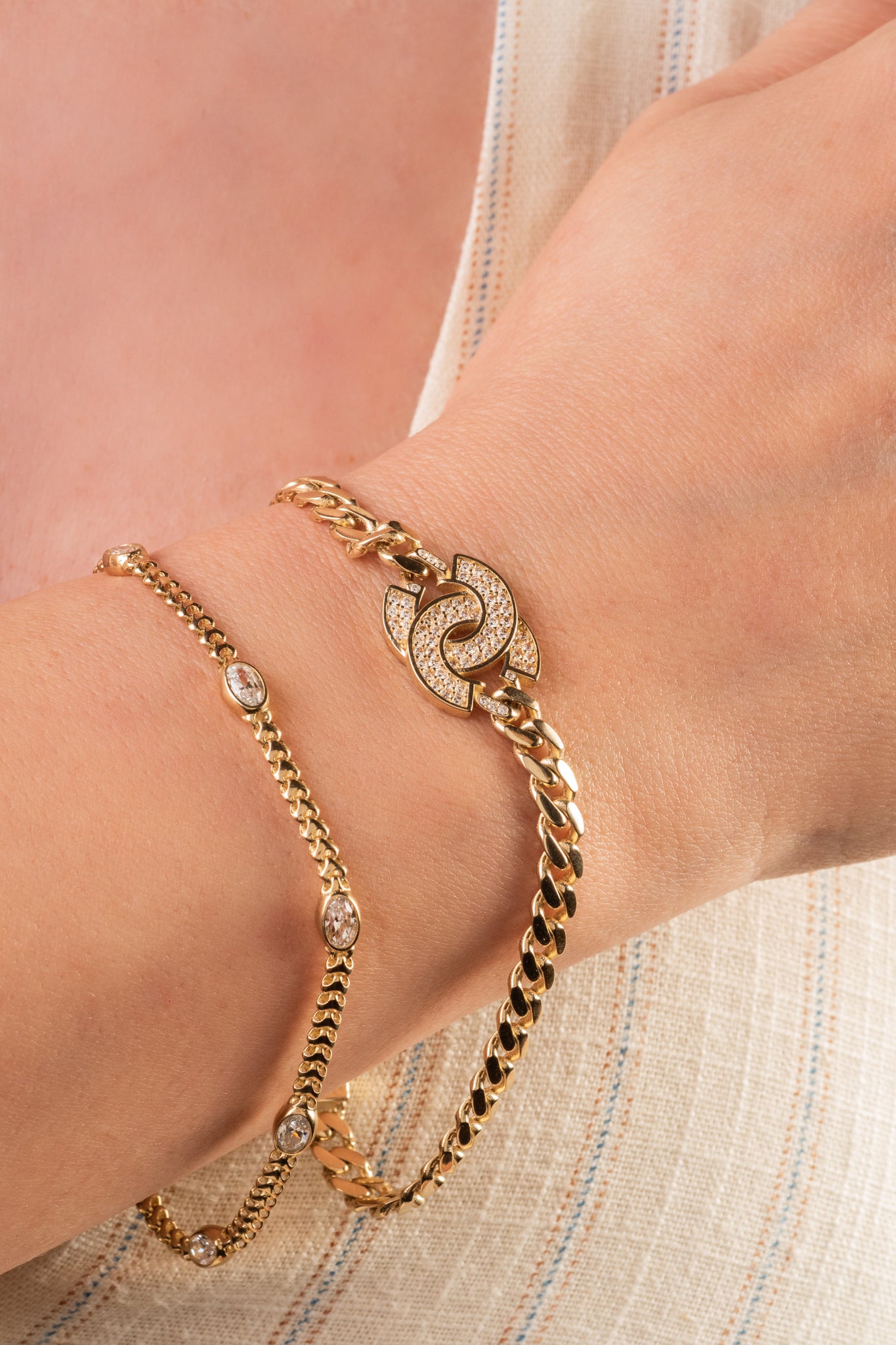 Pulsera de oro sólido en 10 kilates con eslabón de esferas enlazadas y zirconias blancas en forma de semilla.