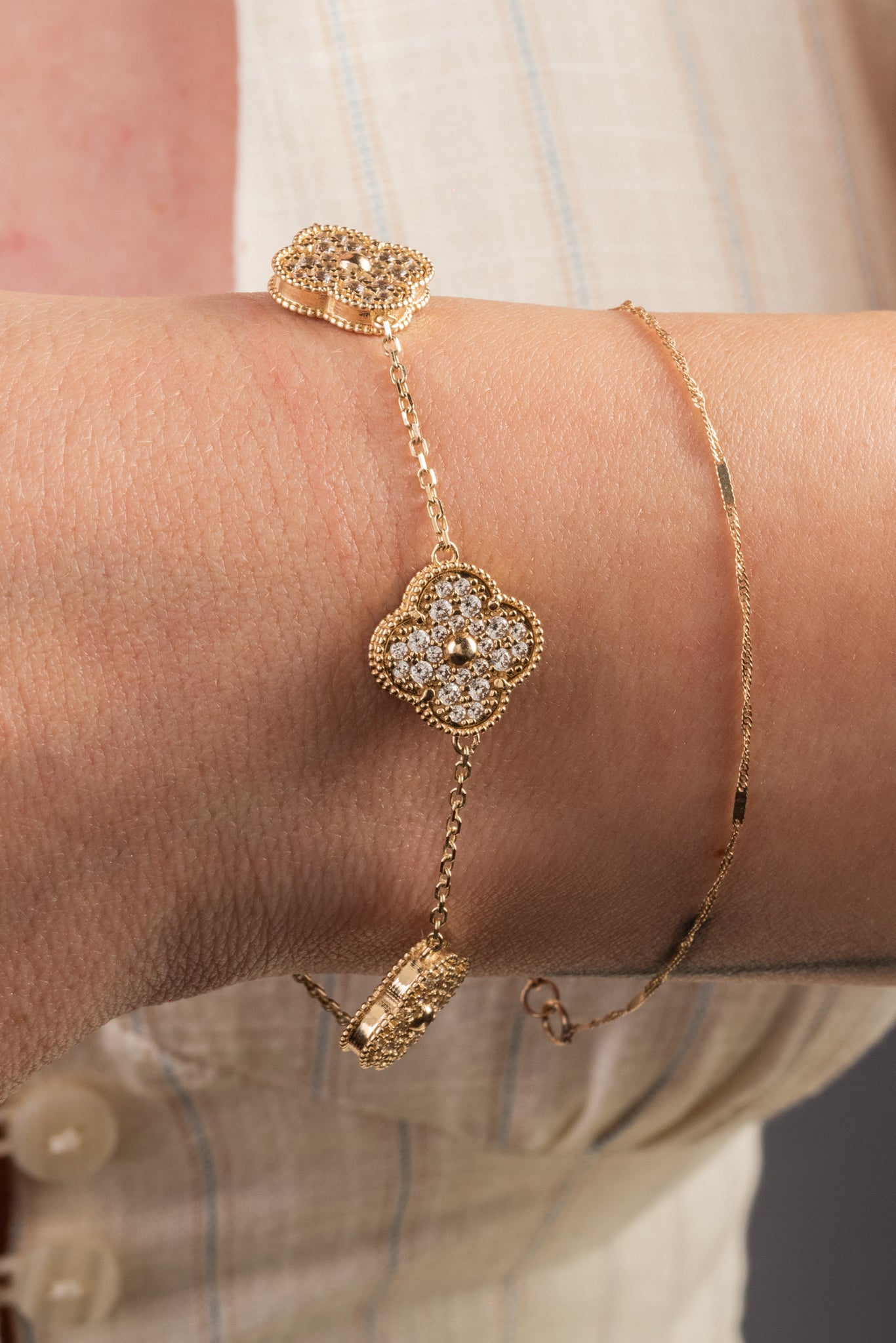 Pulsera de oro sólido en 10 kilates con flores de cuatro pétalos tupido de zirconias grandes.