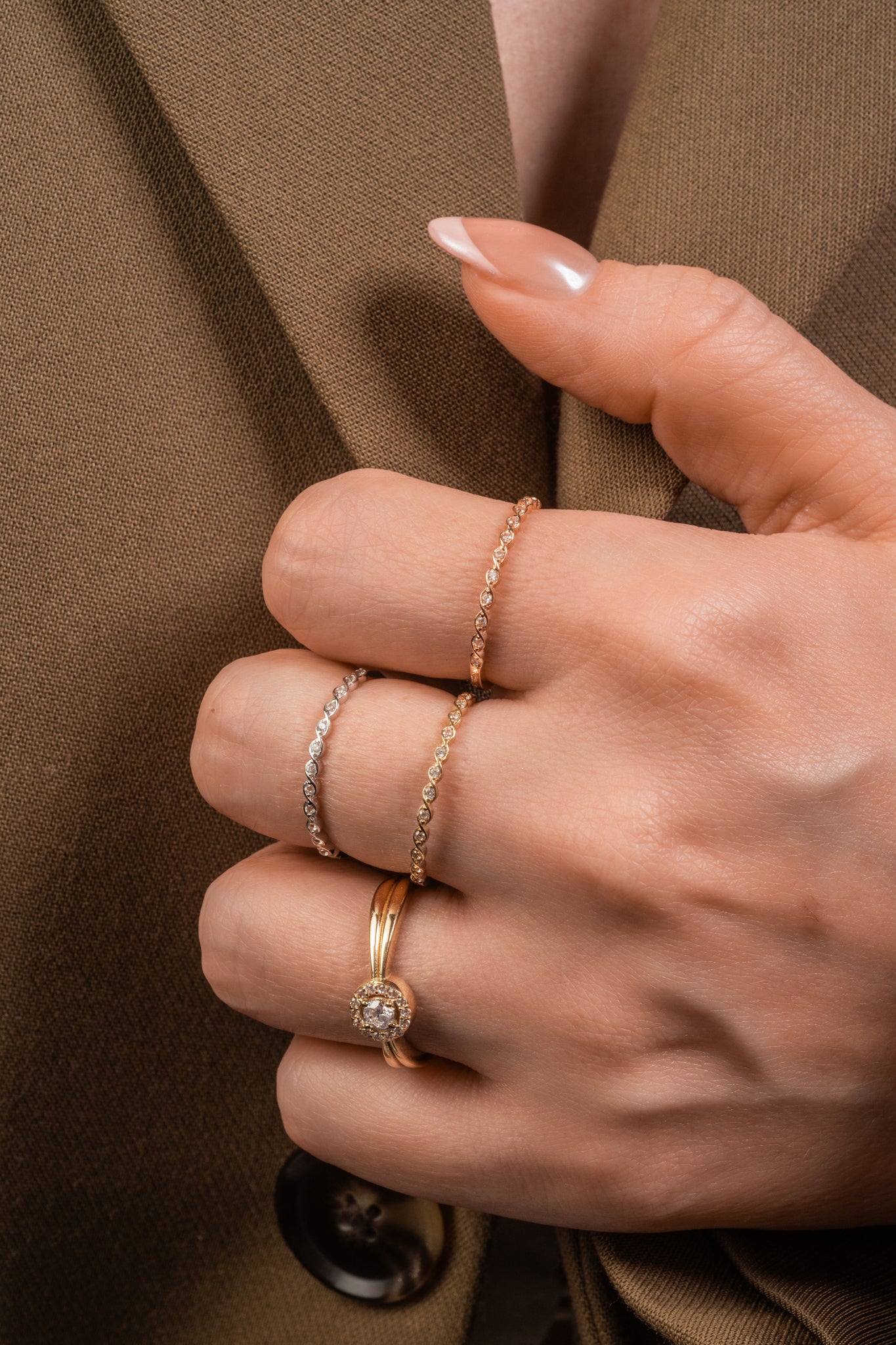 Anillo de oro sólido en 10 kilates con forma de churumbela triple en oro florentino.