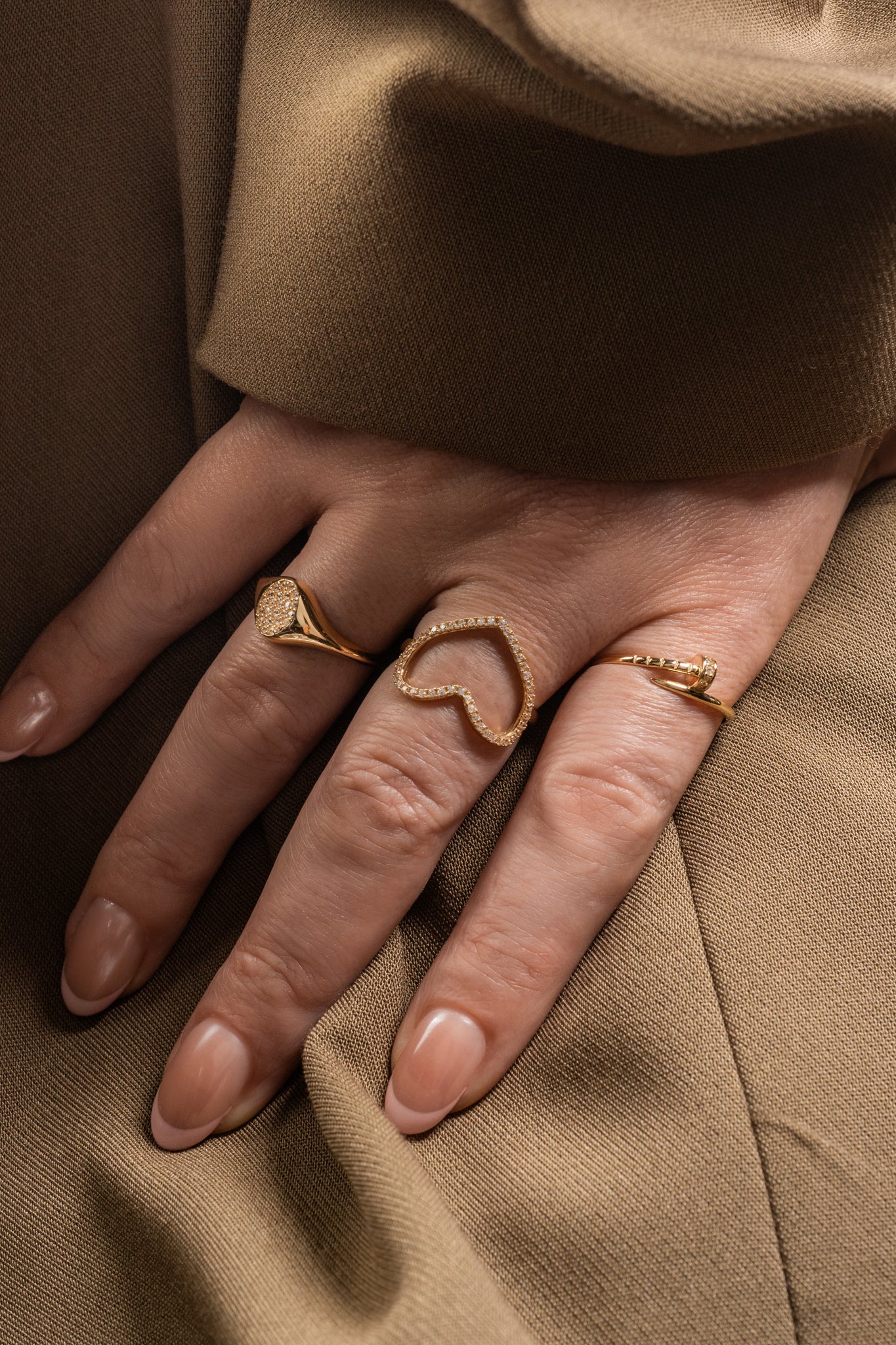 Anillo de oro sólido en 10 kilates con brazo liso decreciente y centro óvalo de zirconias minis.